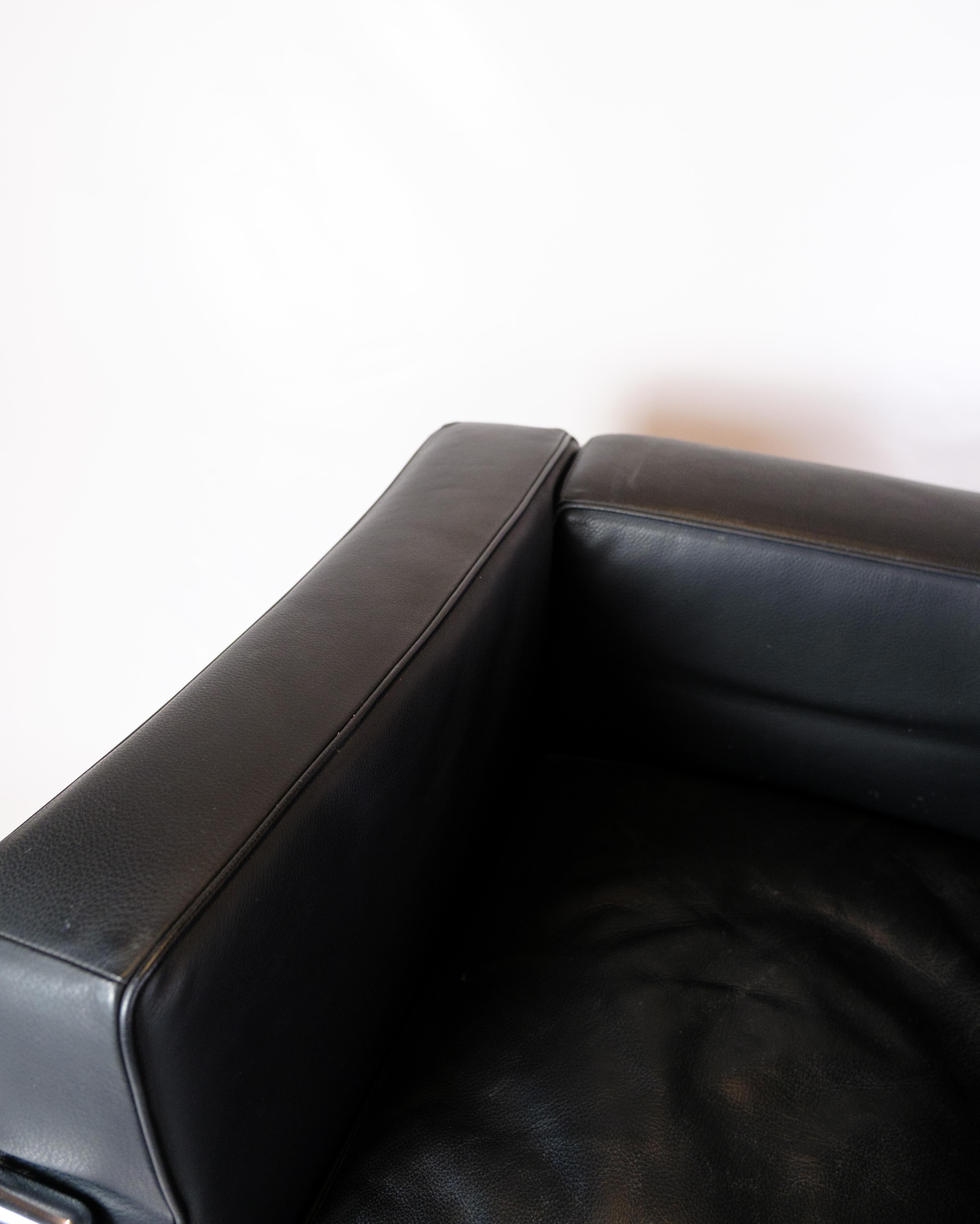 Italiano Sedia Lc2 Petit Confort in pelle nera di Le Corbusier per Cassina in vendita