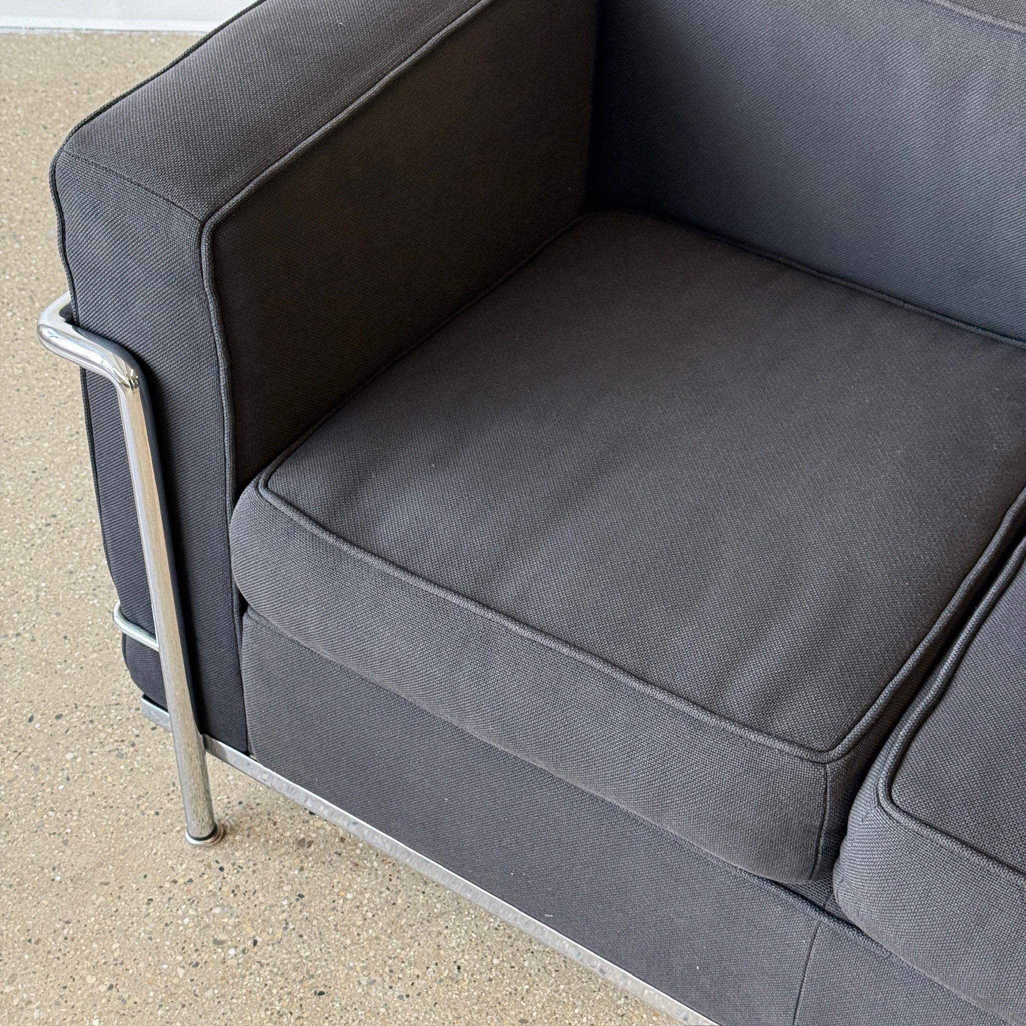 italien LC2 Petite Causeuse par Le Corbusier pour Cassina en vente