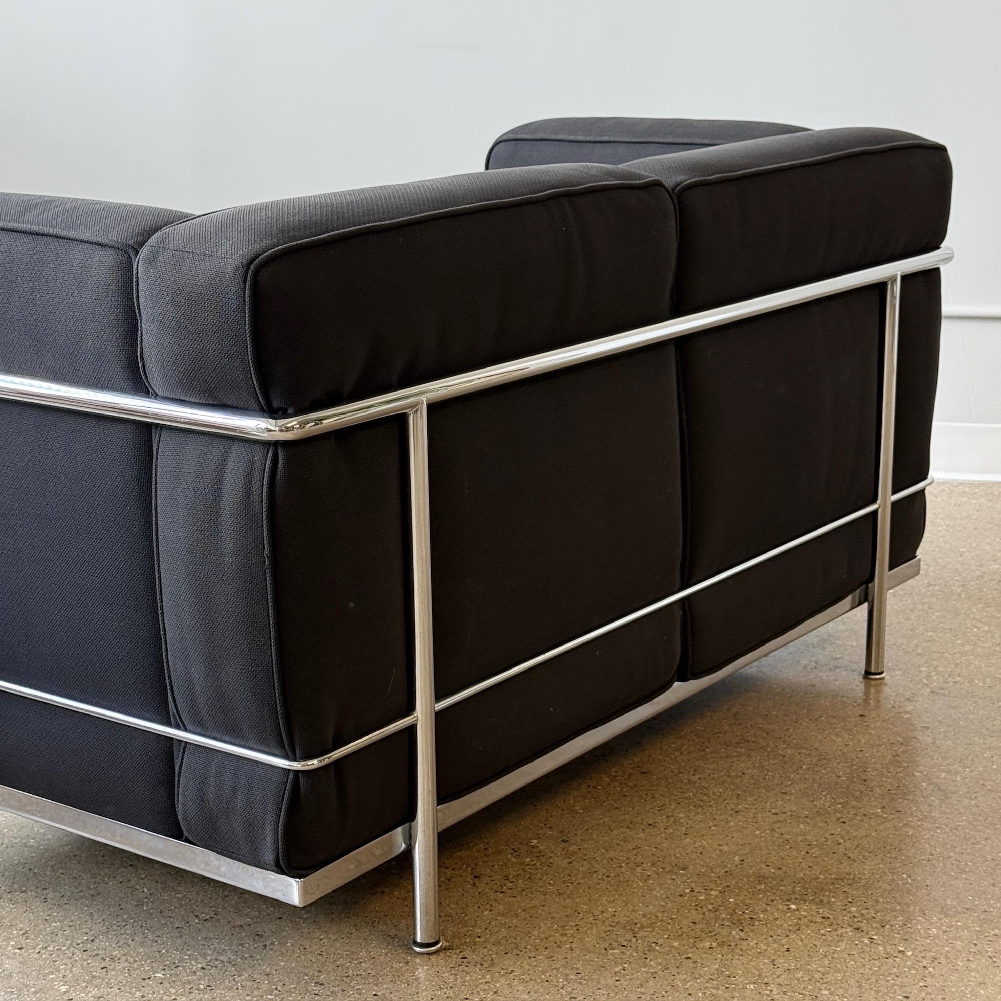 LC2 Petite Causeuse par Le Corbusier pour Cassina Bon état - En vente à Chicago, IL