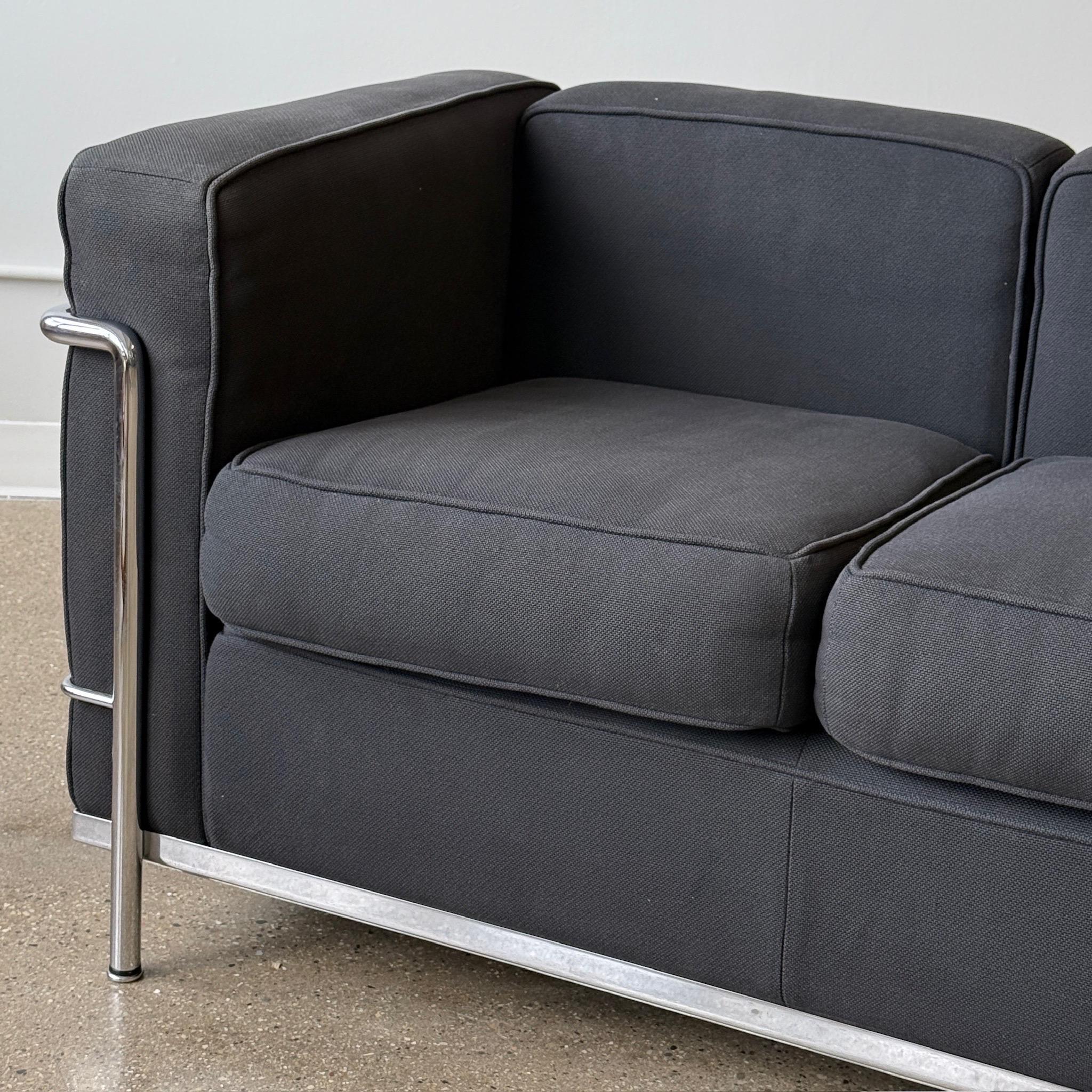 Mid-Century moderno LC2 Petite Sofa di Le Corbusier per Cassina in vendita