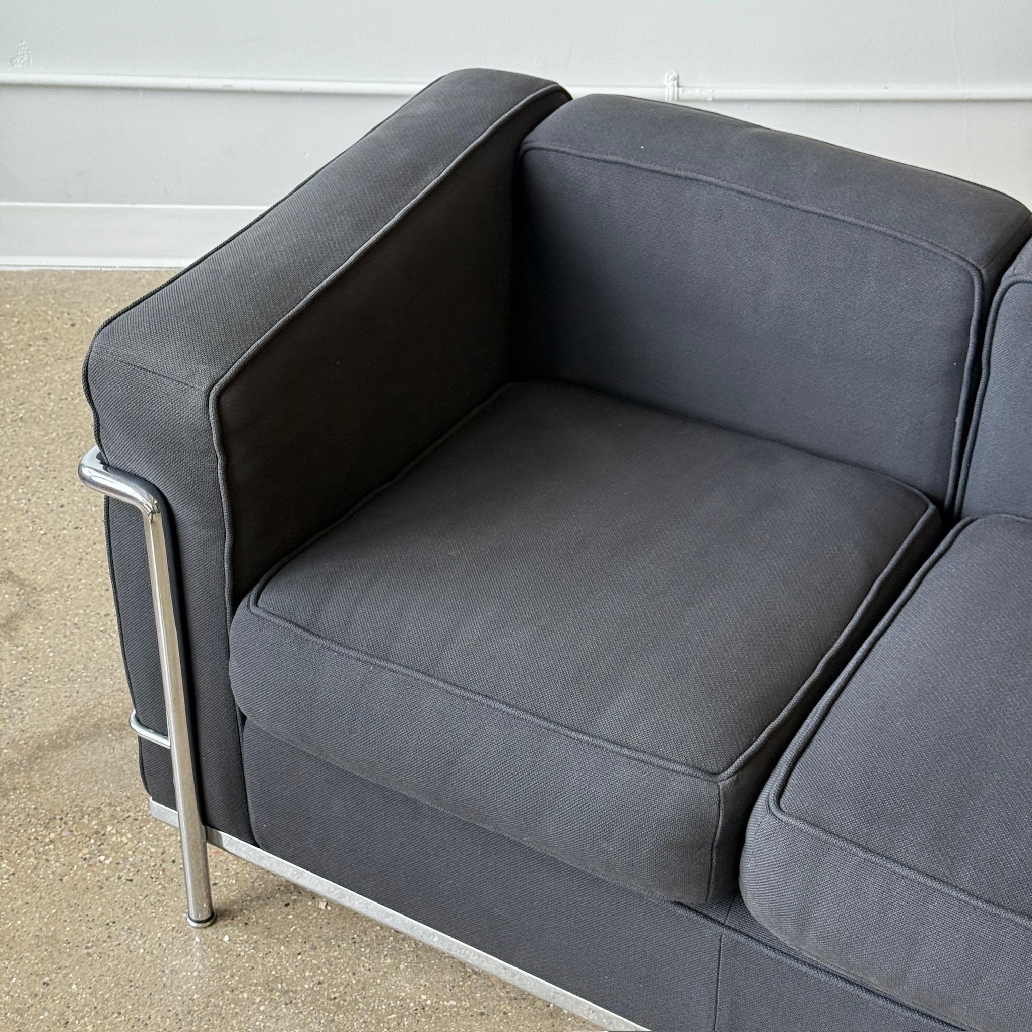 Italiano LC2 Petite Sofa di Le Corbusier per Cassina in vendita