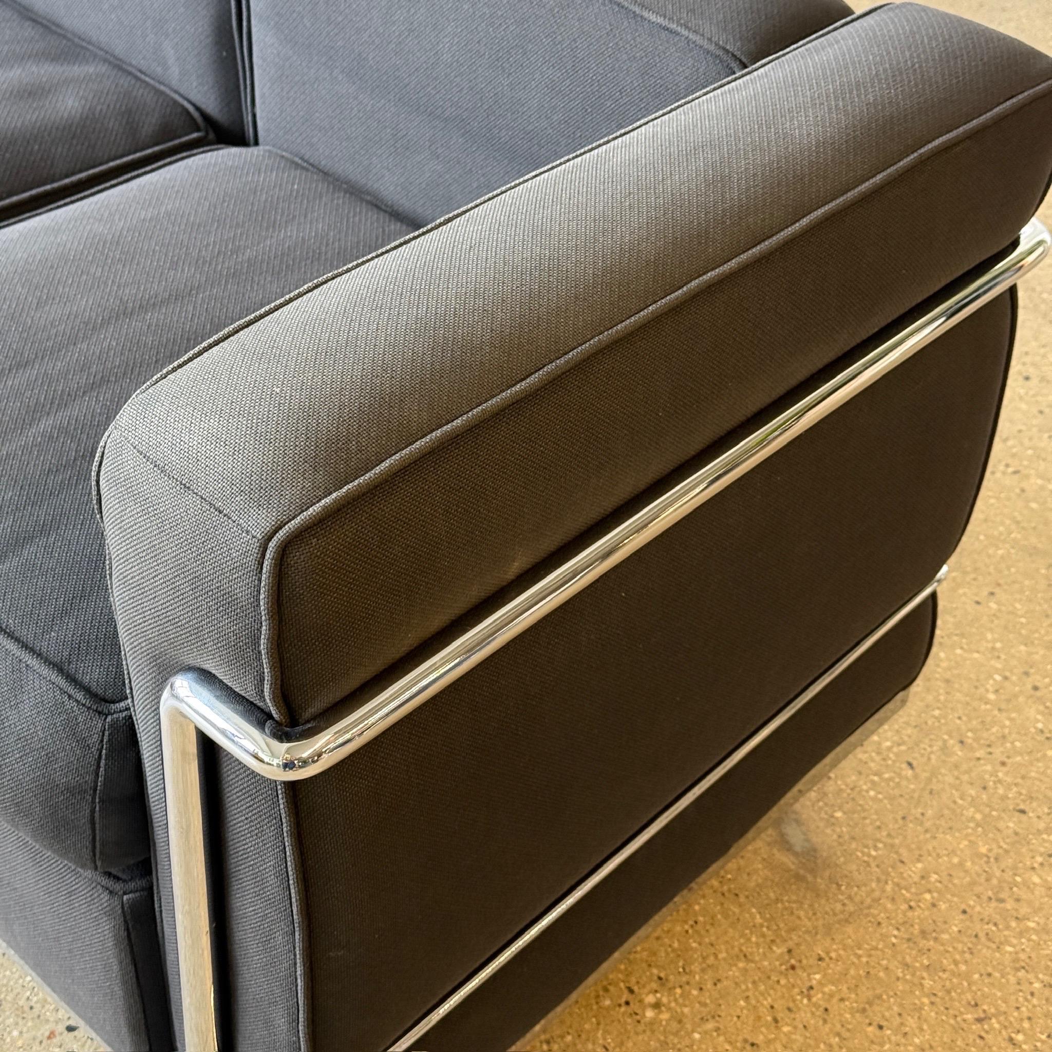 LC2 Petite Sofa di Le Corbusier per Cassina In condizioni buone in vendita a Chicago, IL