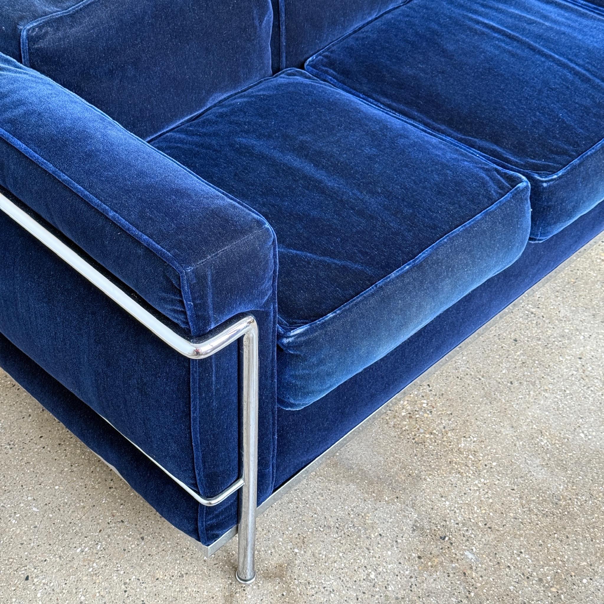 LC2 Petite Sofa by Le Corbusier for Cassina In Good Condition For Sale In Chicago, IL