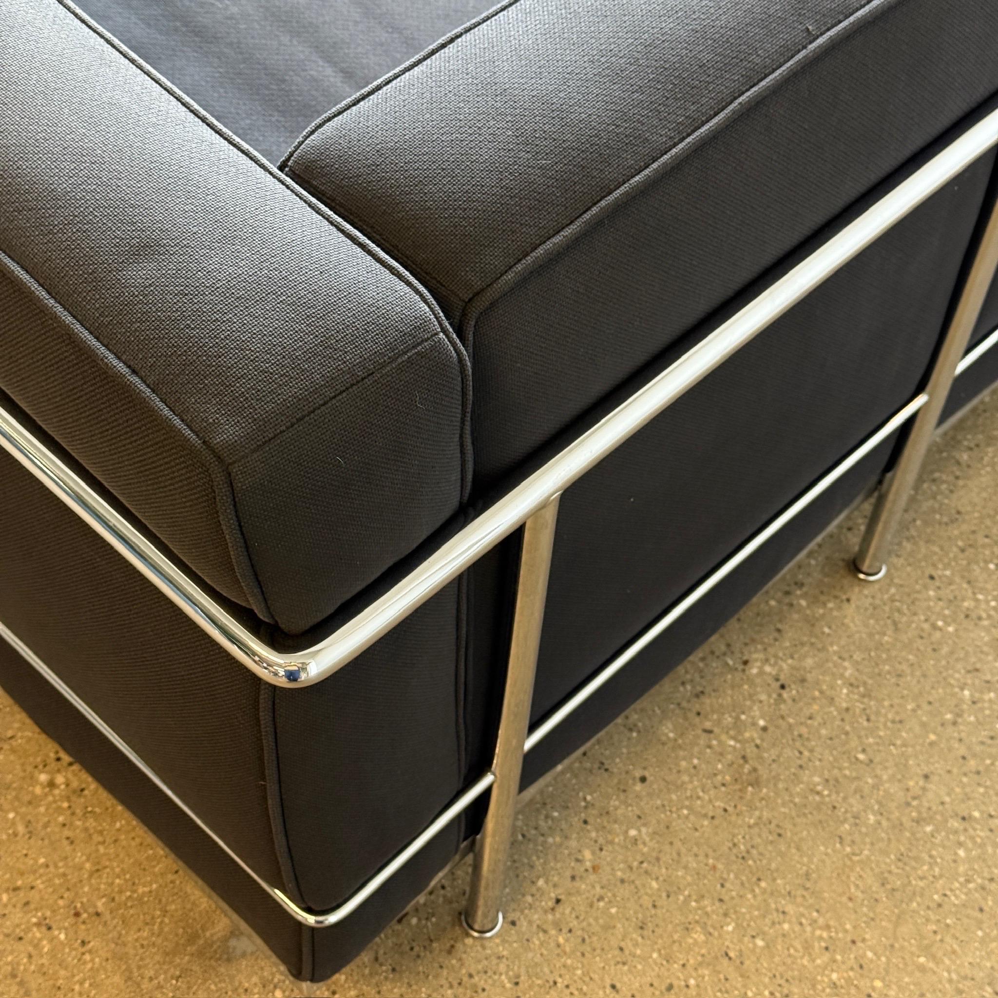 XXI secolo e contemporaneo LC2 Petite Sofa di Le Corbusier per Cassina in vendita