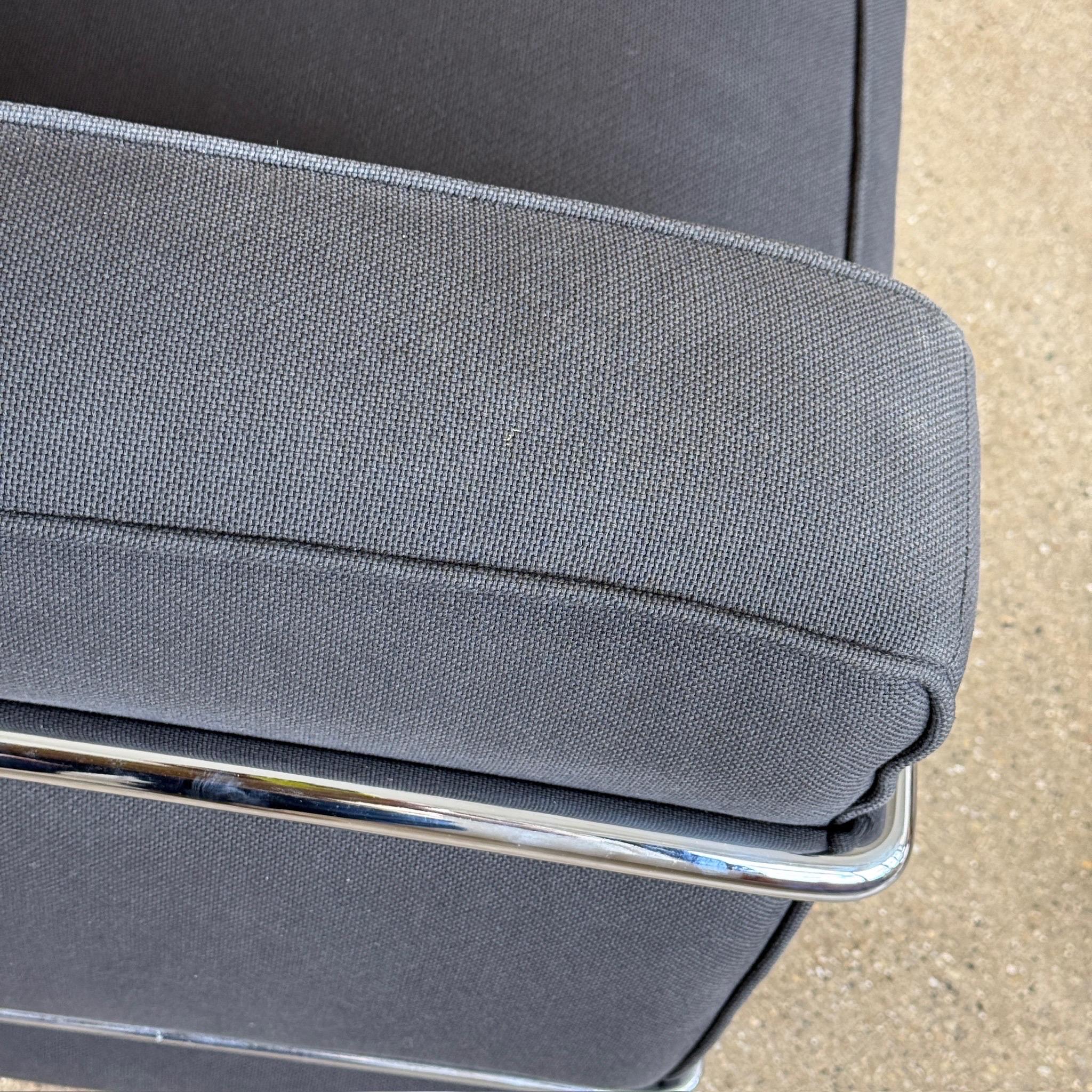 Tessuto LC2 Petite Sofa di Le Corbusier per Cassina in vendita