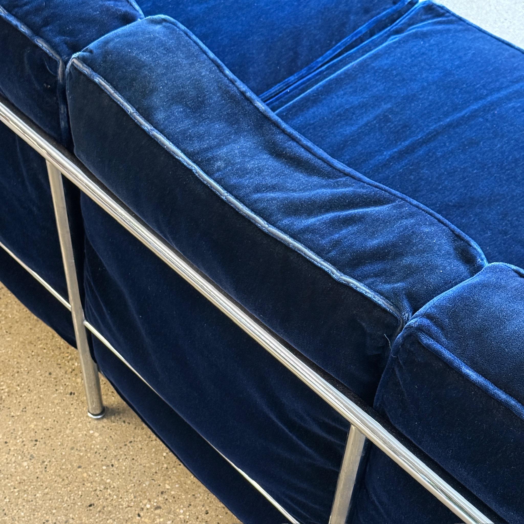 LC2 Petite Sofa by Le Corbusier for Cassina For Sale 1