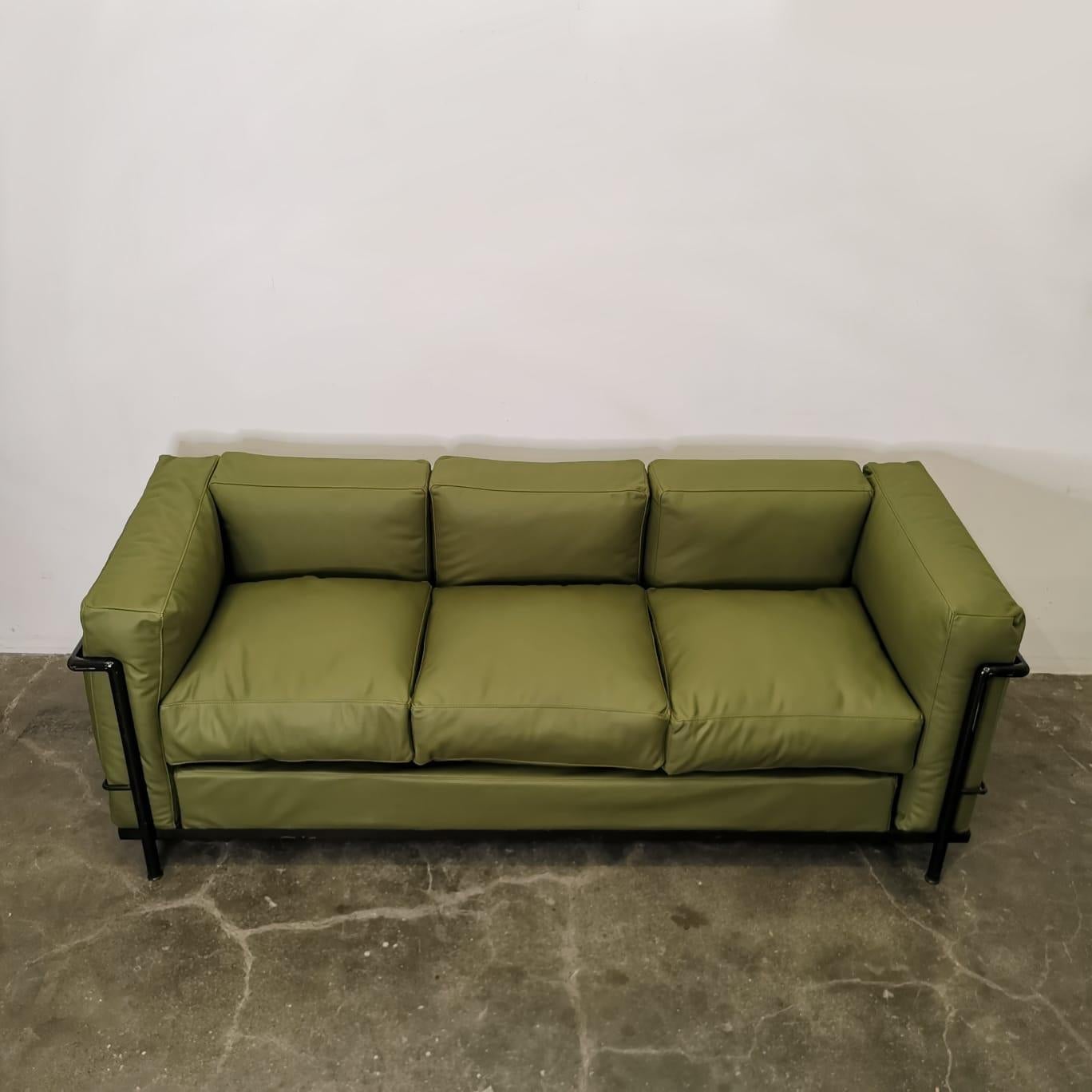 Das von Le Corbusier entworfene Sofa LC2 ist eine echte Ikone des modernen Möbeldesigns. Mit seinen klaren Linien, seiner minimalistischen Ästhetik und seiner tadellosen Verarbeitung verkörpert dieses Sofa sowohl Komfort als auch Stil. Das LC2-Sofa
