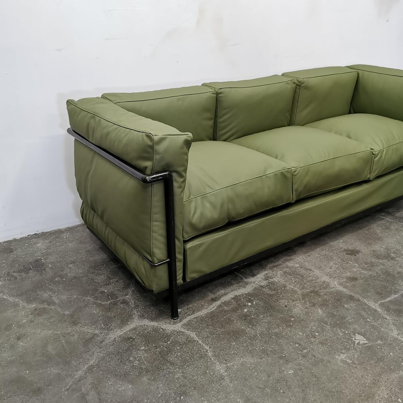 Das Sofa LC2 von Le Corbusier, Cassina  (Kunstleder) im Angebot