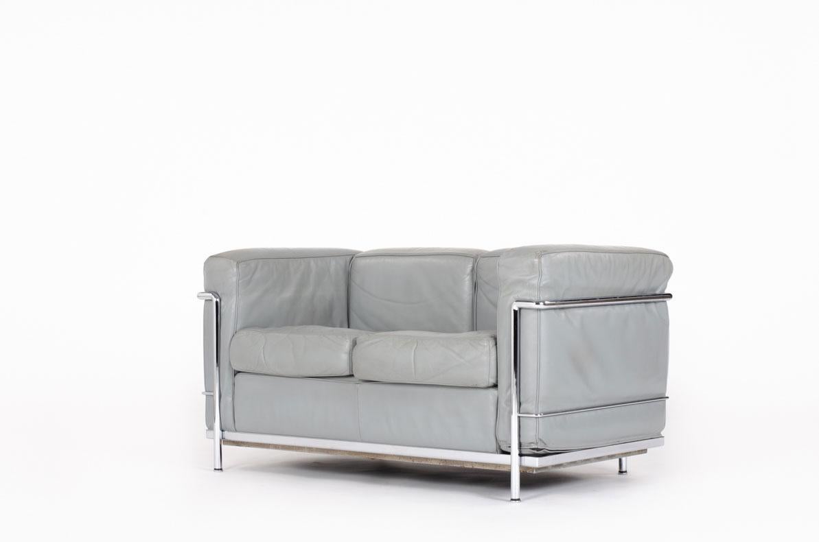 LC2 2-seat sofa by Le Corbusier, Pierre Jeanneret and Charlotte Perriand in 1930 for Cassina in 1970 (engraved on the structure)
Tubular steel structure, cushions covered by grey leather (from origin).