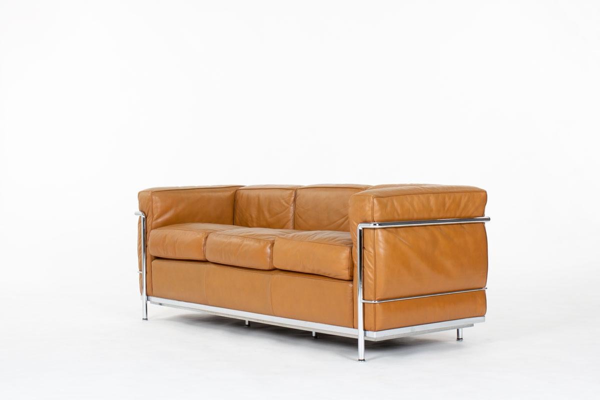 Sofa designed by Le Corbusier in the seventies, then edited by Cassina ( embossed on the structure, see picture)
LC2 model - 3-seat
Structure in tubular chromed metal, seat covered by brown leather ( from origin)
Perfect condition
