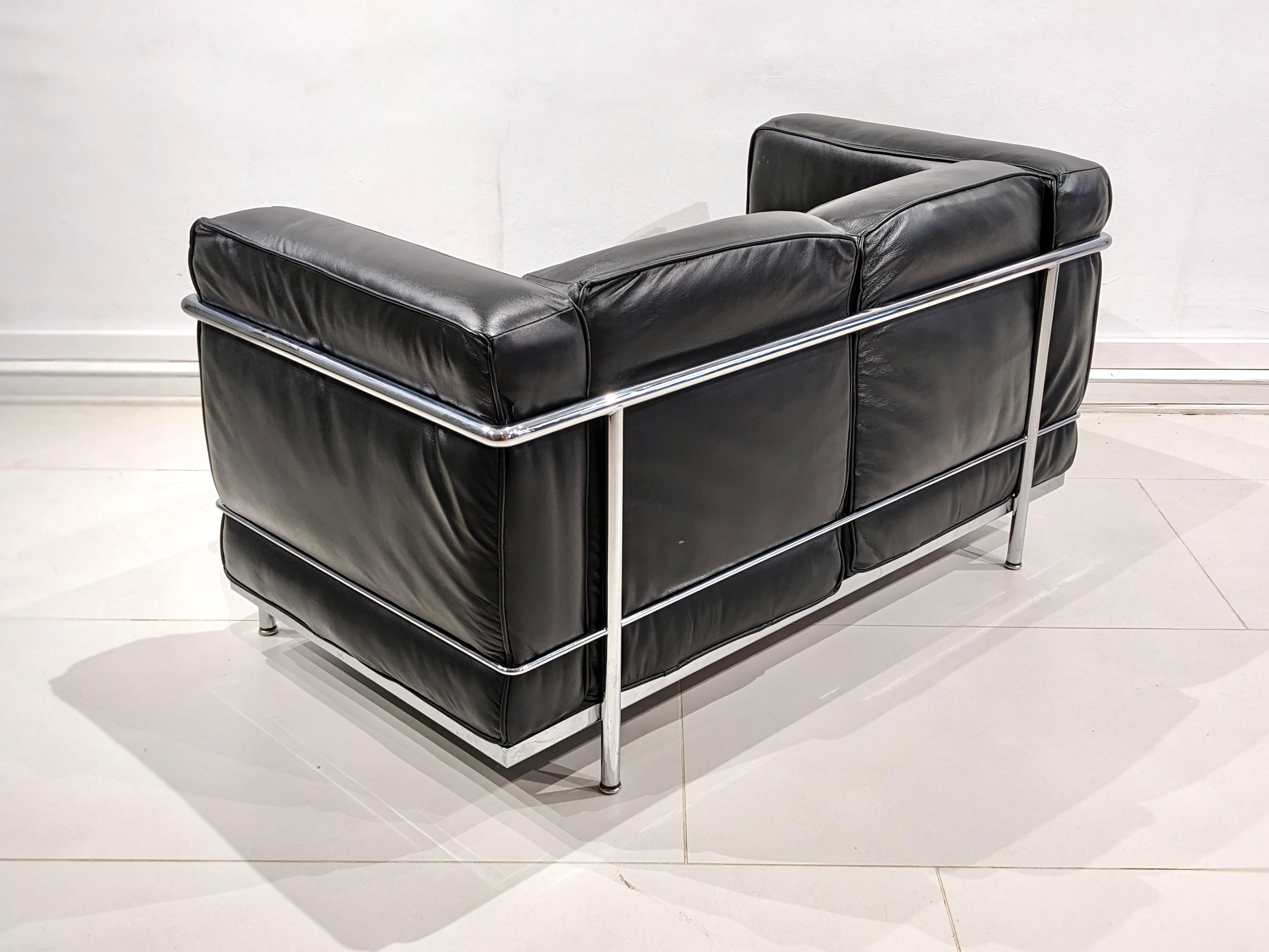 LC2 sofa signed Le Corbusier Cassina edition.
Circa 2000 
Very good condition. 
Black leather and chromed metal base.
The sofa is signed and has a serial number 109211 (see picture). 
Dimensions : L 130 cm x D 70 cm x H 68 cm.
