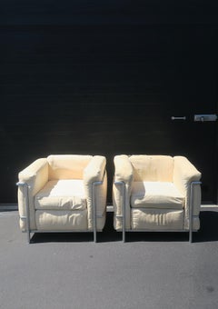 Lot de deux fauteuils modernistes de style LC2 en chrome, datant de la période CIRCA du XXe siècle