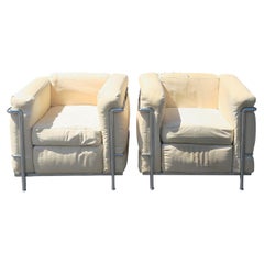 Lot de deux fauteuils modernistes de style LC2 en chrome, datant de la période CIRCA du XXe siècle