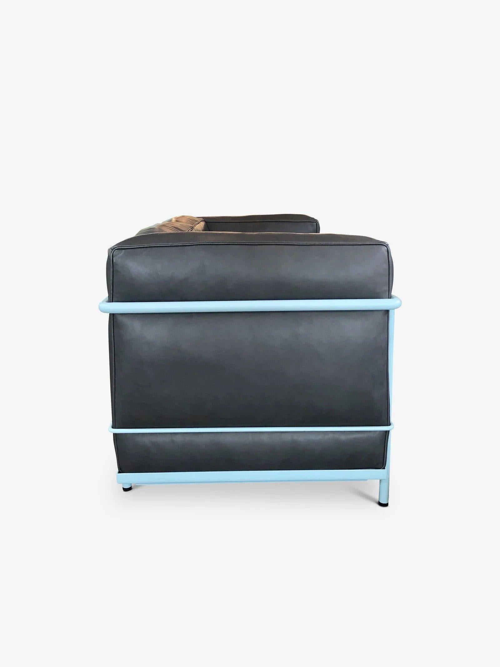 XXIe siècle et contemporain Canapé LC2 Deux Seater en émail bleu clair et cuir en vente