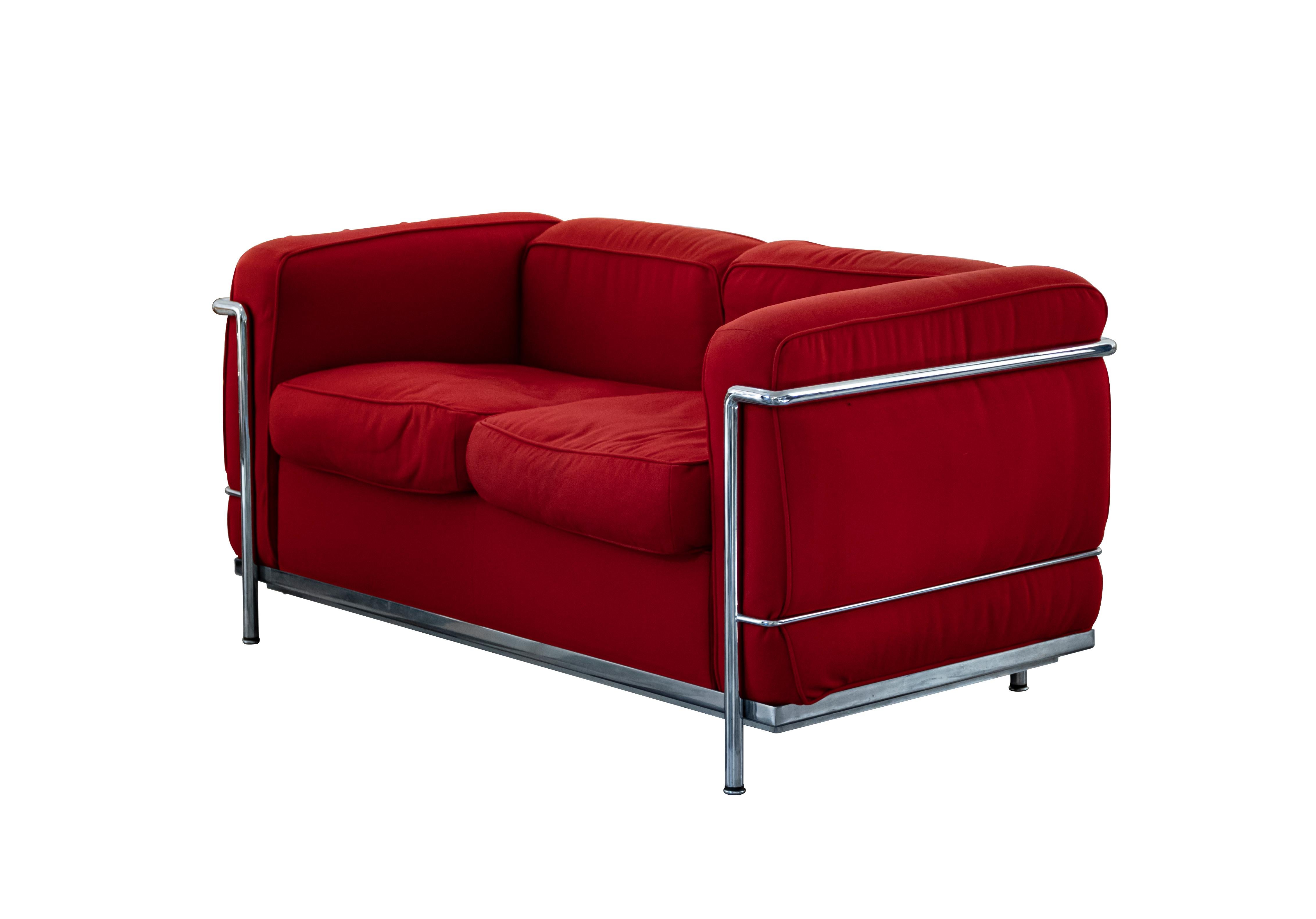 LC2 two seats sofa is a sophisticated piece of design furniture realized in the 1970s by Le Corbusier for Cassina.

Stainless steel on a red fabric structure.

Excellent conditions.

