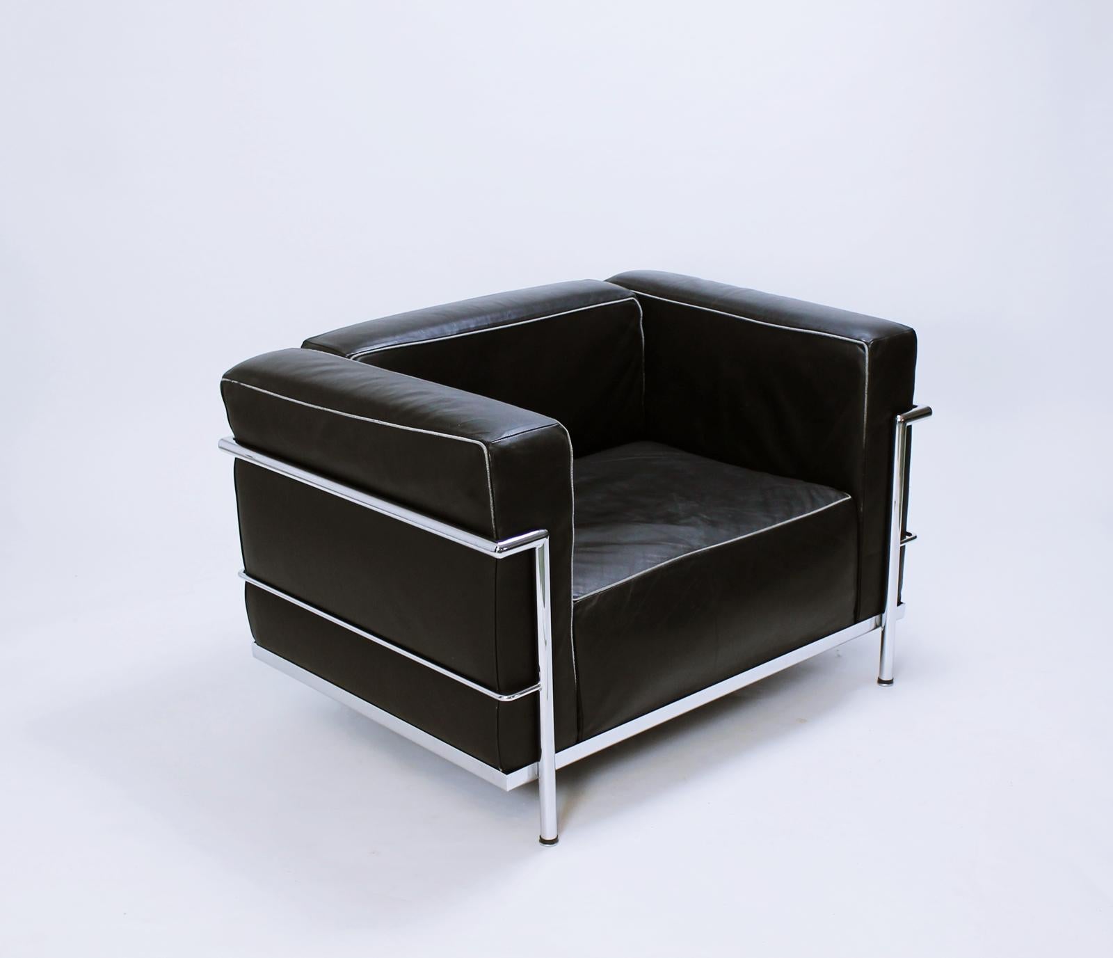 This armchair was designed by Le Corbusier, Pierre Jeanneret, Charlotte Perriand in 1928 and made in Italy by Alivar.

The LC3 features four unconnected cushions in black leather, enclosed in chrome steel tube cage that constitutes the primary