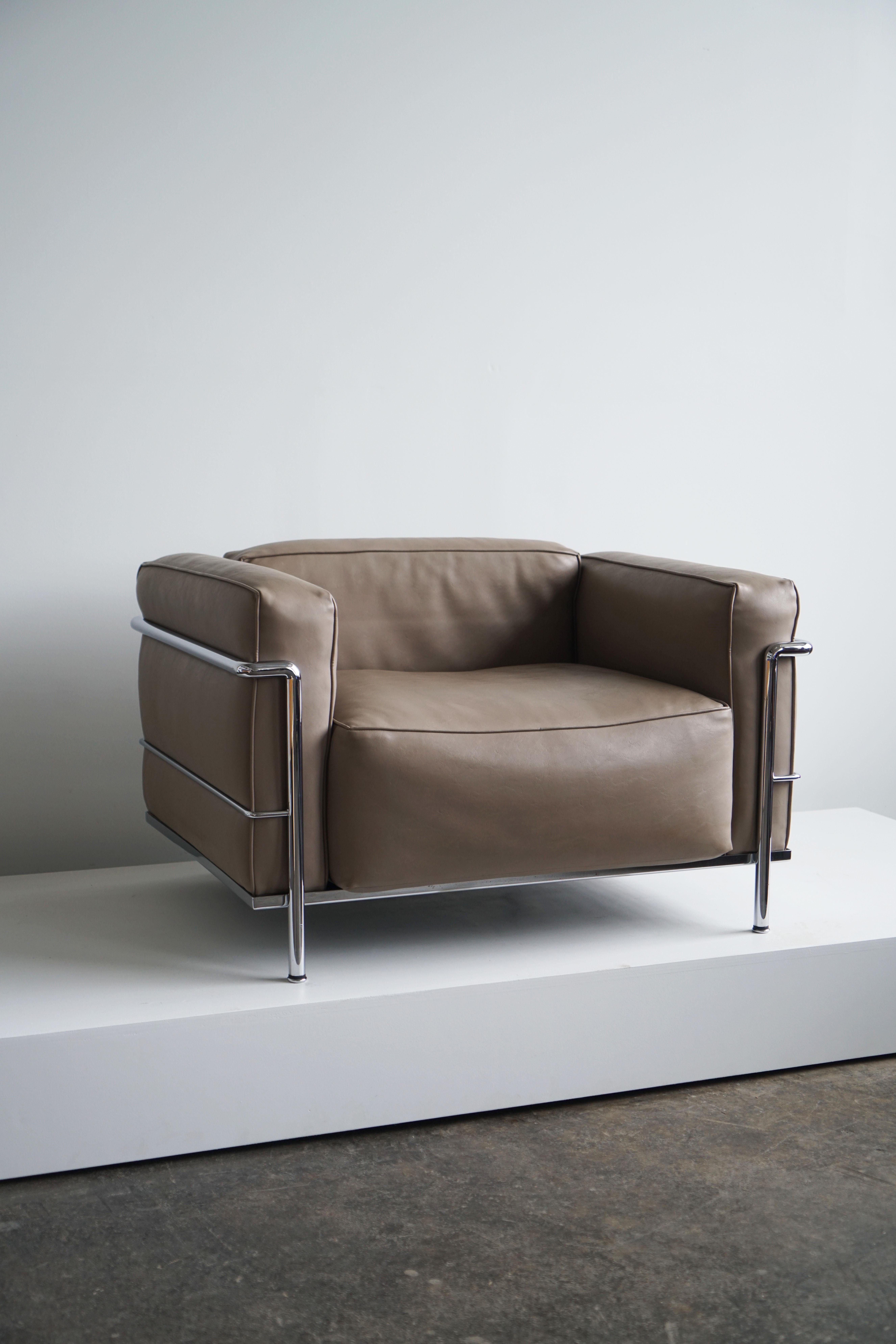 Mid-Century Modern LC3 Grand Armchair in Beige Leather by Le Corbusier for Cassina, Signed