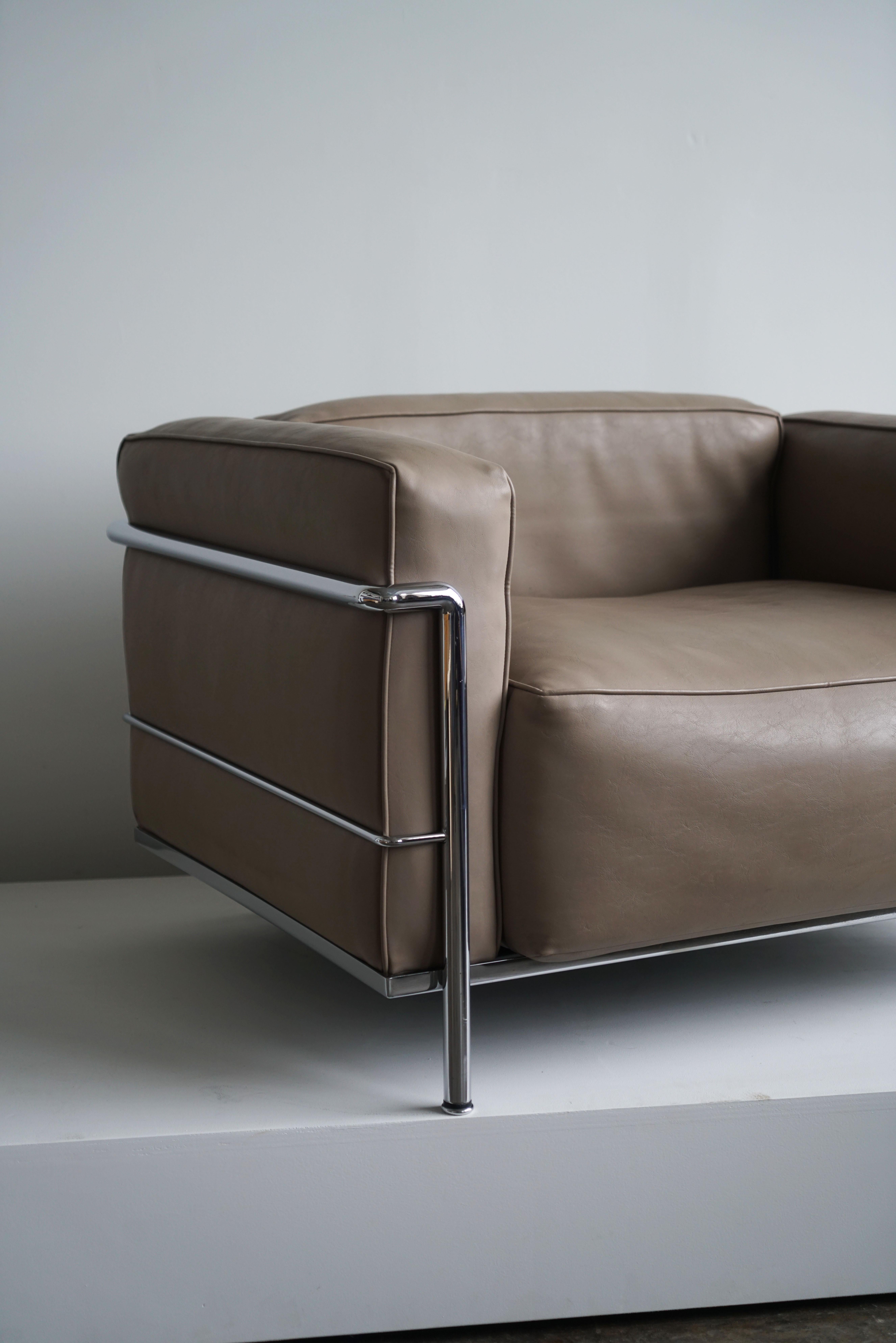 LC3 Grand Armchair in Beige Leather by Le Corbusier for Cassina, Signed In Good Condition In Chicago, IL