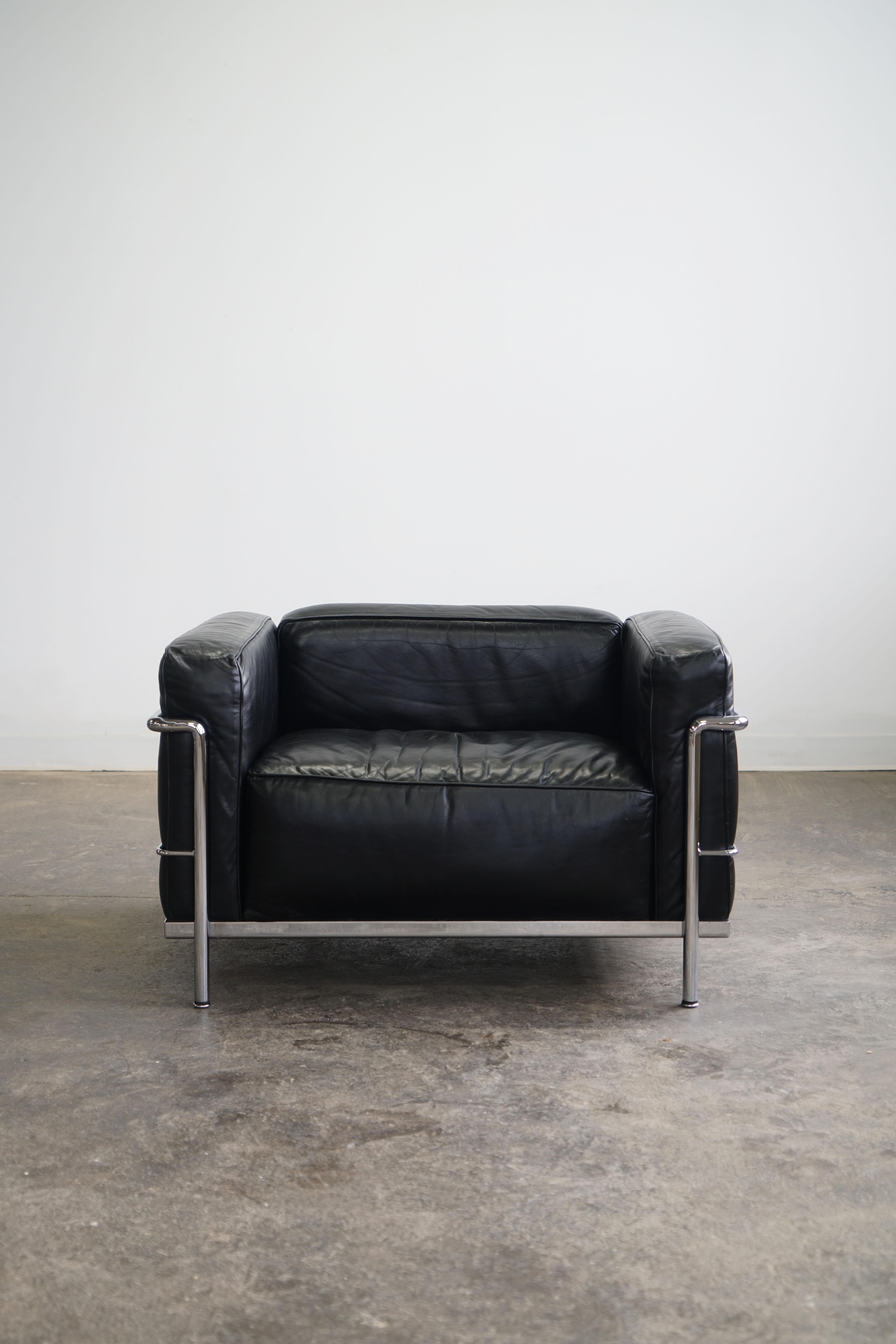 Ein Paar LC3 Grand Modele Sessel für Cassina.
Schwarzes Leder und verchromter Stahl.

Der LC3, einer der berühmtesten Stühle, wurde 1928 von Le Corbusier, Pierre Jeanneret und Charlotte Perriand entworfen. Der Stuhl ist ein wahres Symbol für