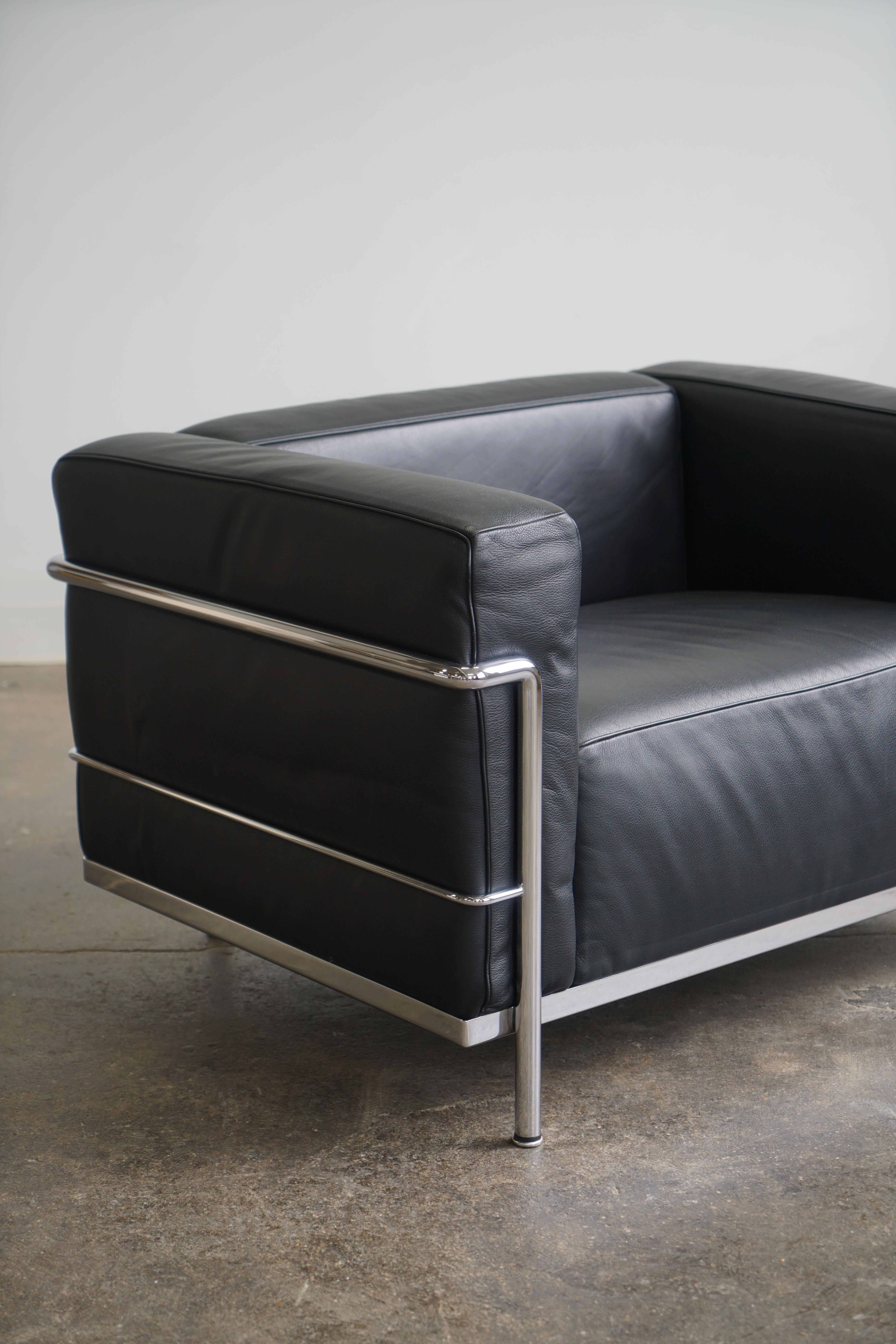 Contemporary LC3 Grand Modele Armchair by Le Corbusier for Cassina, black leather For Sale