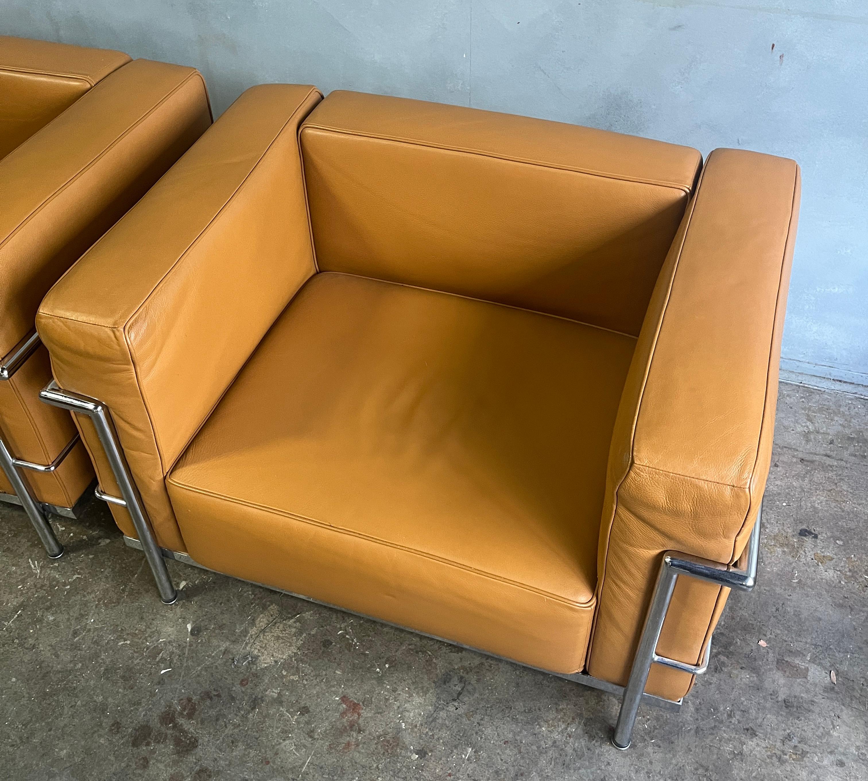 Lc3 Grand Modele Armchairs (pair) In Good Condition In BROOKLYN, NY
