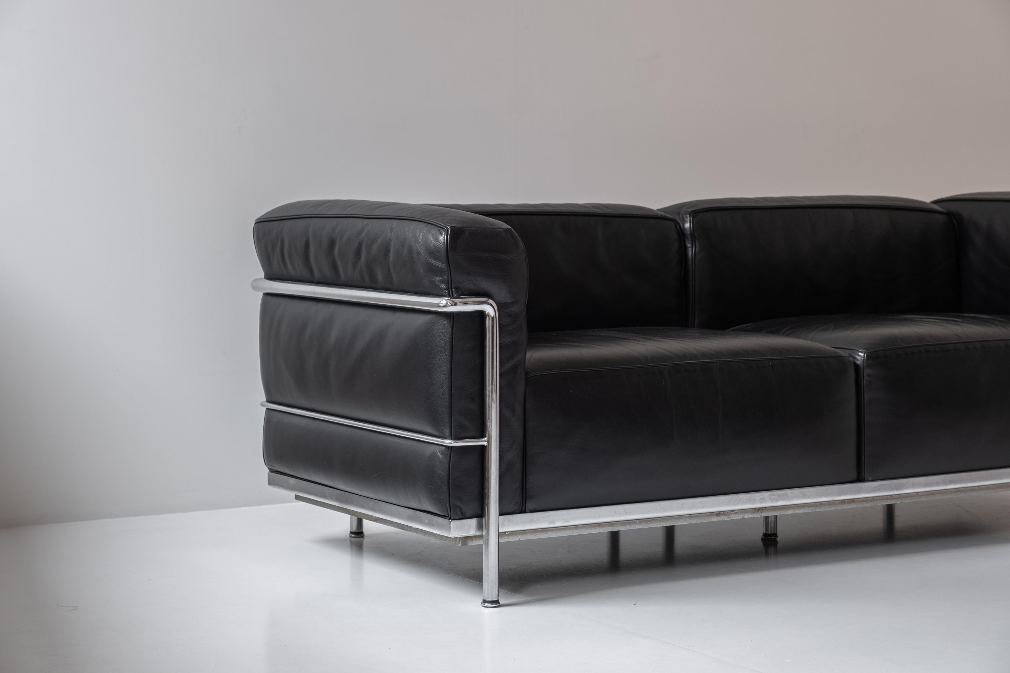 ‘LC3’ Sofa by Le Corbusier, Pierre Jeanneret and Charlotte Perriand for Cassina 3