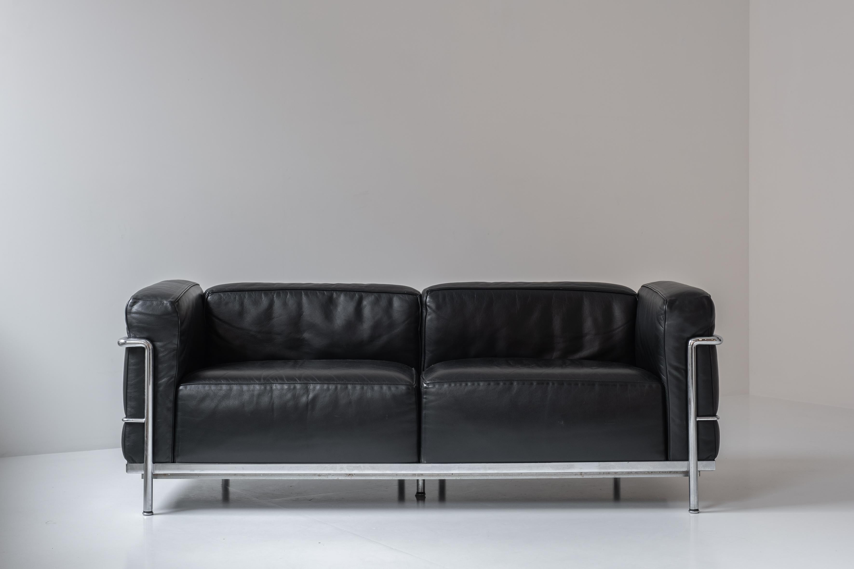 Iconic ‘LC3’ sofa designed by Le Corbusier, Pierre Jeanneret and Charlotte Perriand for Cassina. Originally designed in 1928, our example is a vintage edition from the 1990s. Very good original condition. Signed.