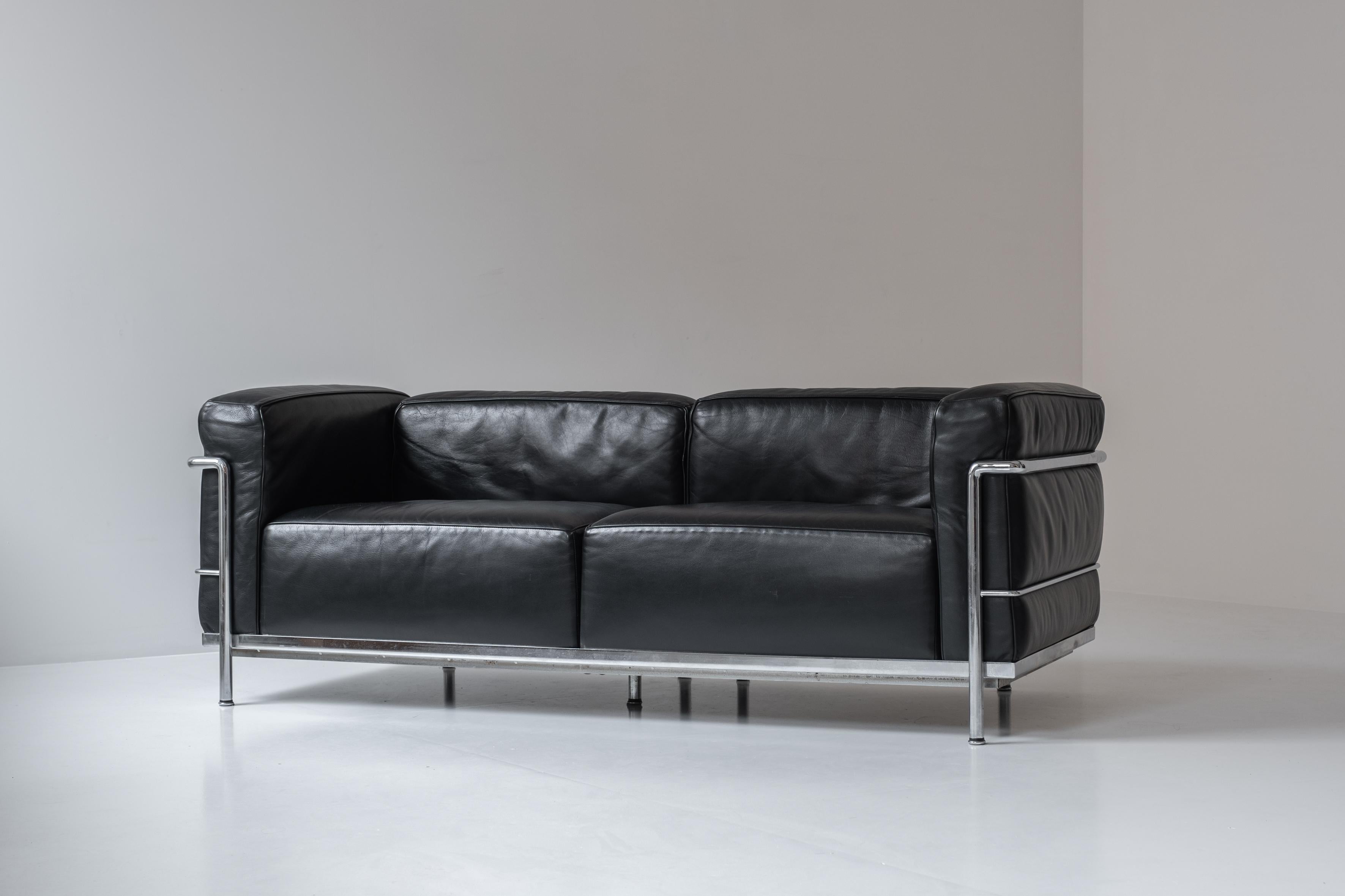 ‘LC3’ Sofa by Le Corbusier, Pierre Jeanneret and Charlotte Perriand for Cassina In Good Condition In Antwerp, BE