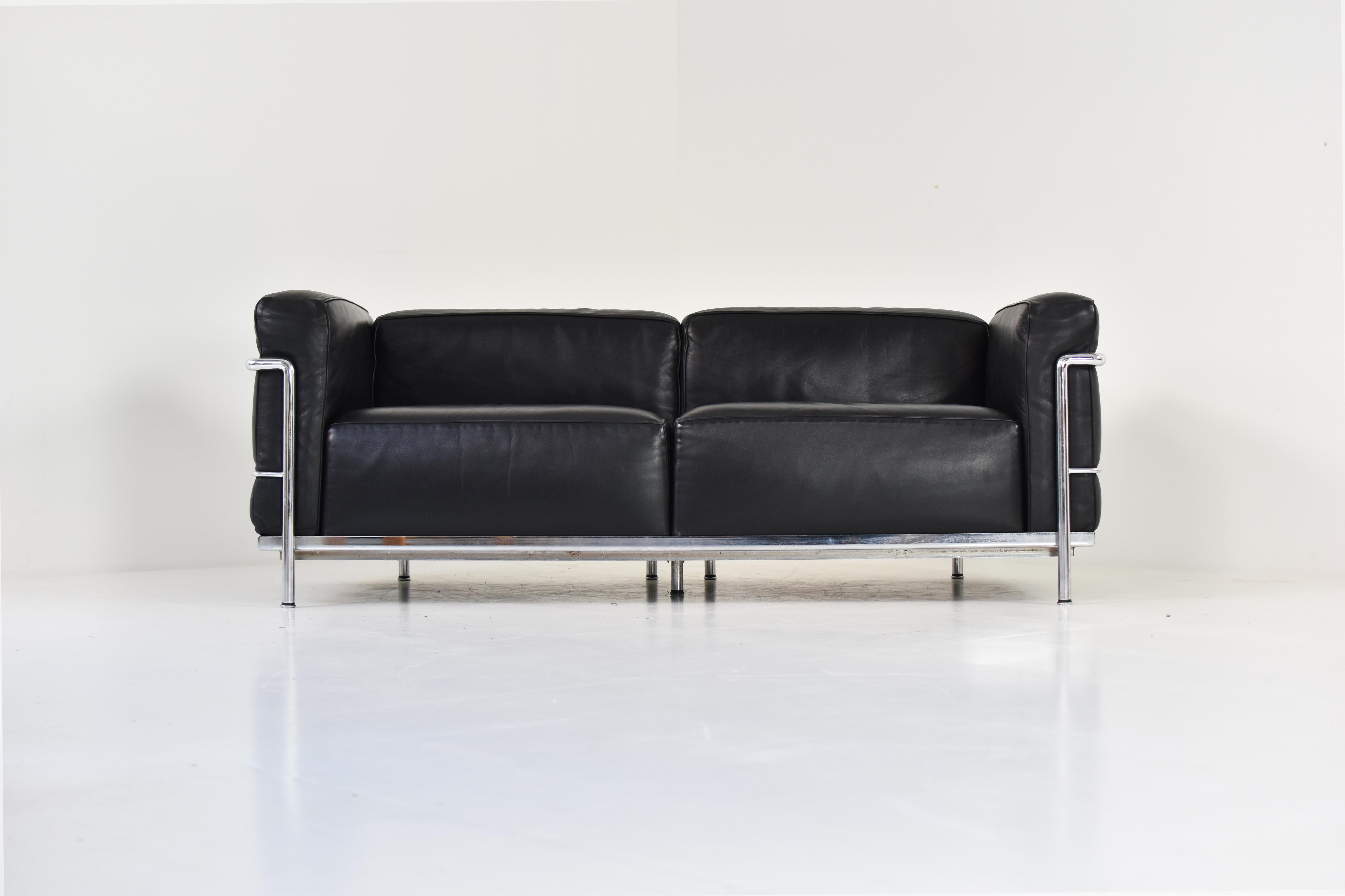 Iconic ‘LC3’ sofa designed by Le Corbusier, Pierre Jeanneret and Charlotte Perriand for Cassina. Originally designed in 1928, our example is a vintage edition from the 1990s. Very good original condition. Signed