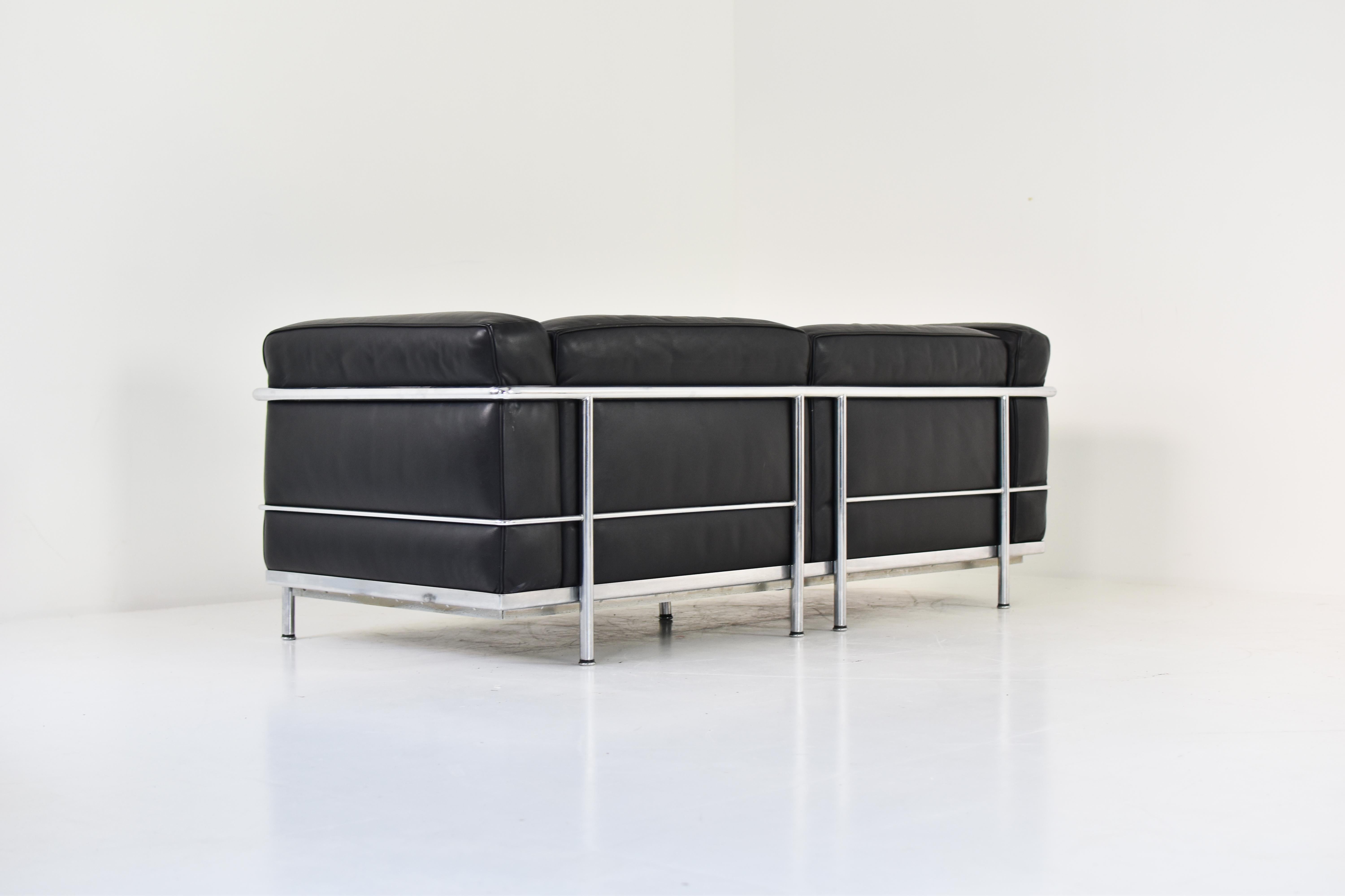 ‘Lc3’ Sofa by Le Corbusier, Pierre Jeanneret and Charlotte Perriand In Good Condition In Antwerp, BE