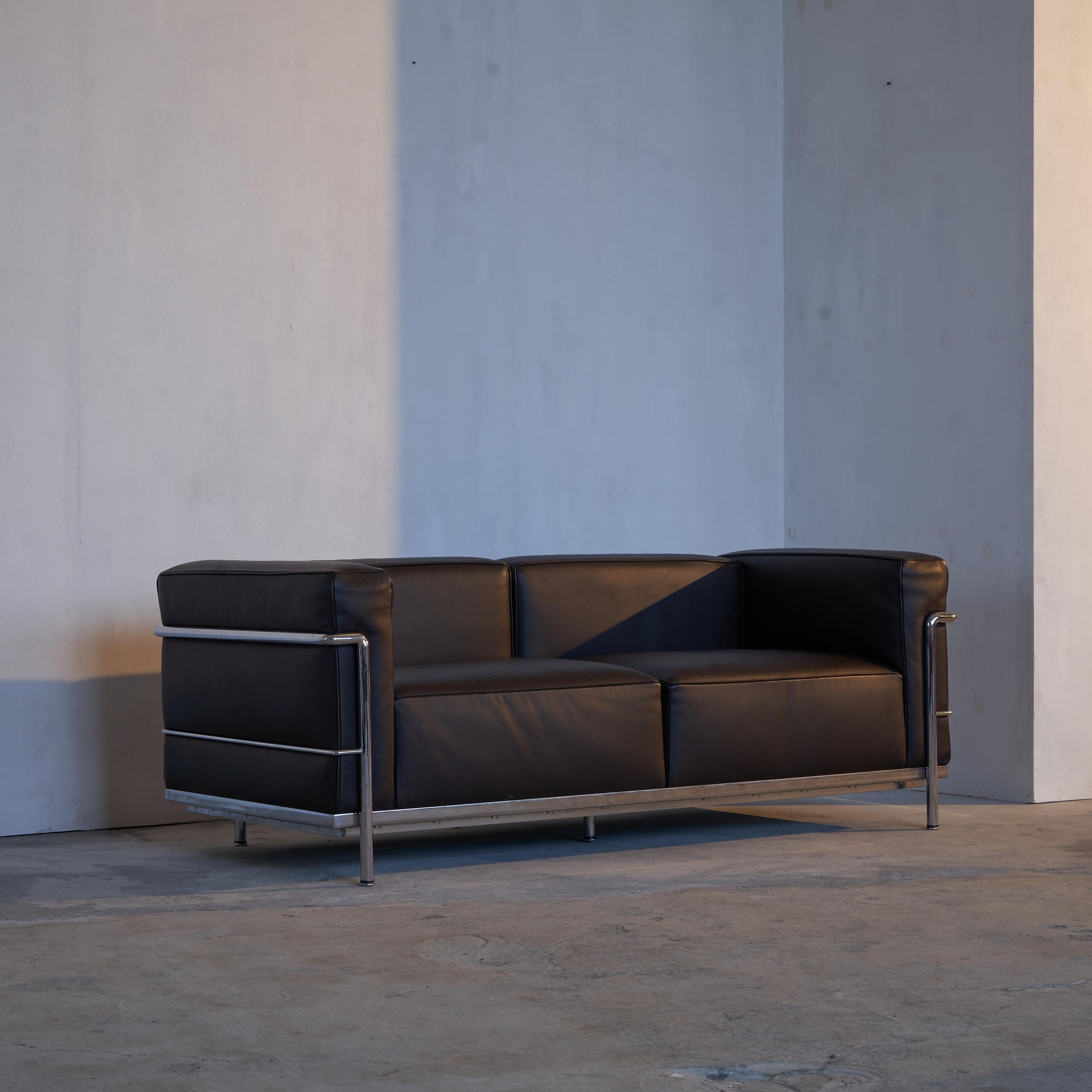 Le Corbusier, Pierre Jeanneret en Charlotte Perriand LC3 Sofa in Brown Leather for Cassina. Italy, 2009.

This stylish and comfortable sofa is a real design classic. Designed in 1928 by Le Corbusier, his cousin Pierre Jeanneret and Charlotte