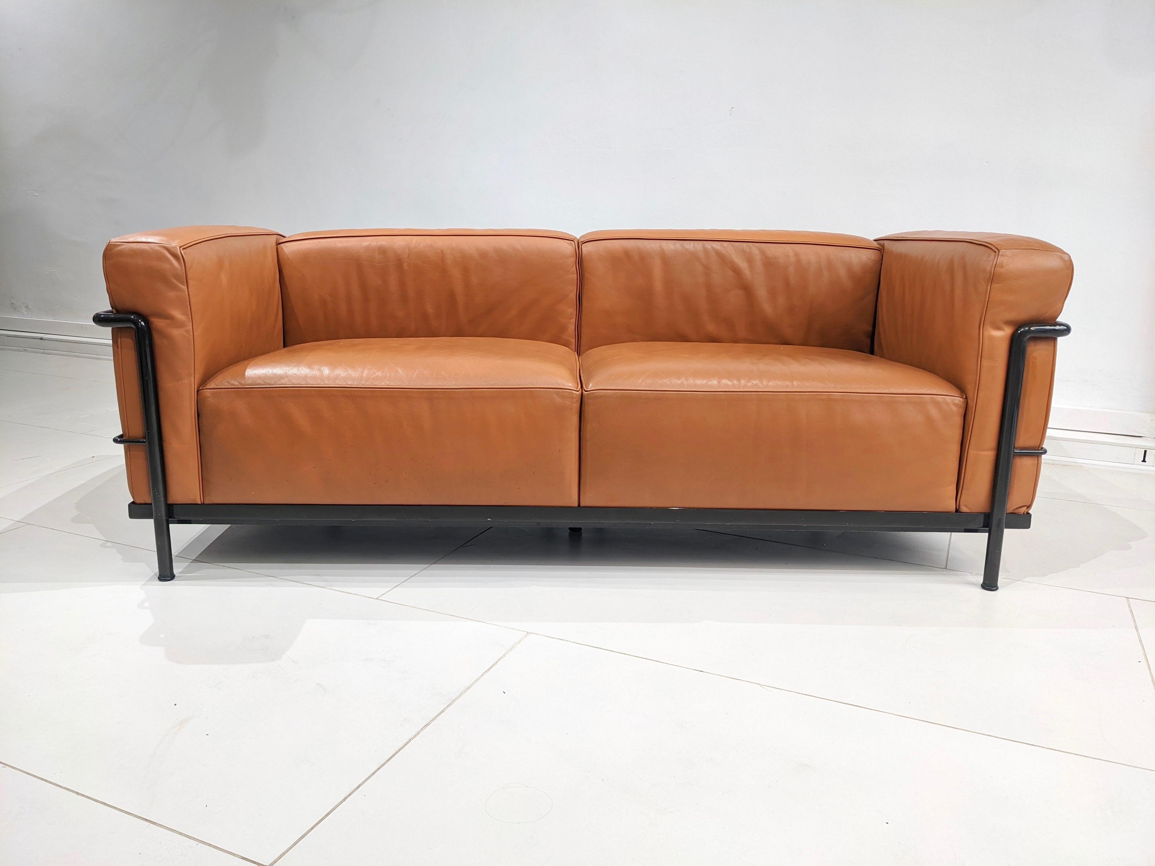 LC3 sofa signed Le Corbusier original edition Cassina. Year 1920. Very good condition. Camel coloured leather and black lacquered metal base. (some small marks on the leather visible on the pictures).
The sofa is signed and has a serial number (see