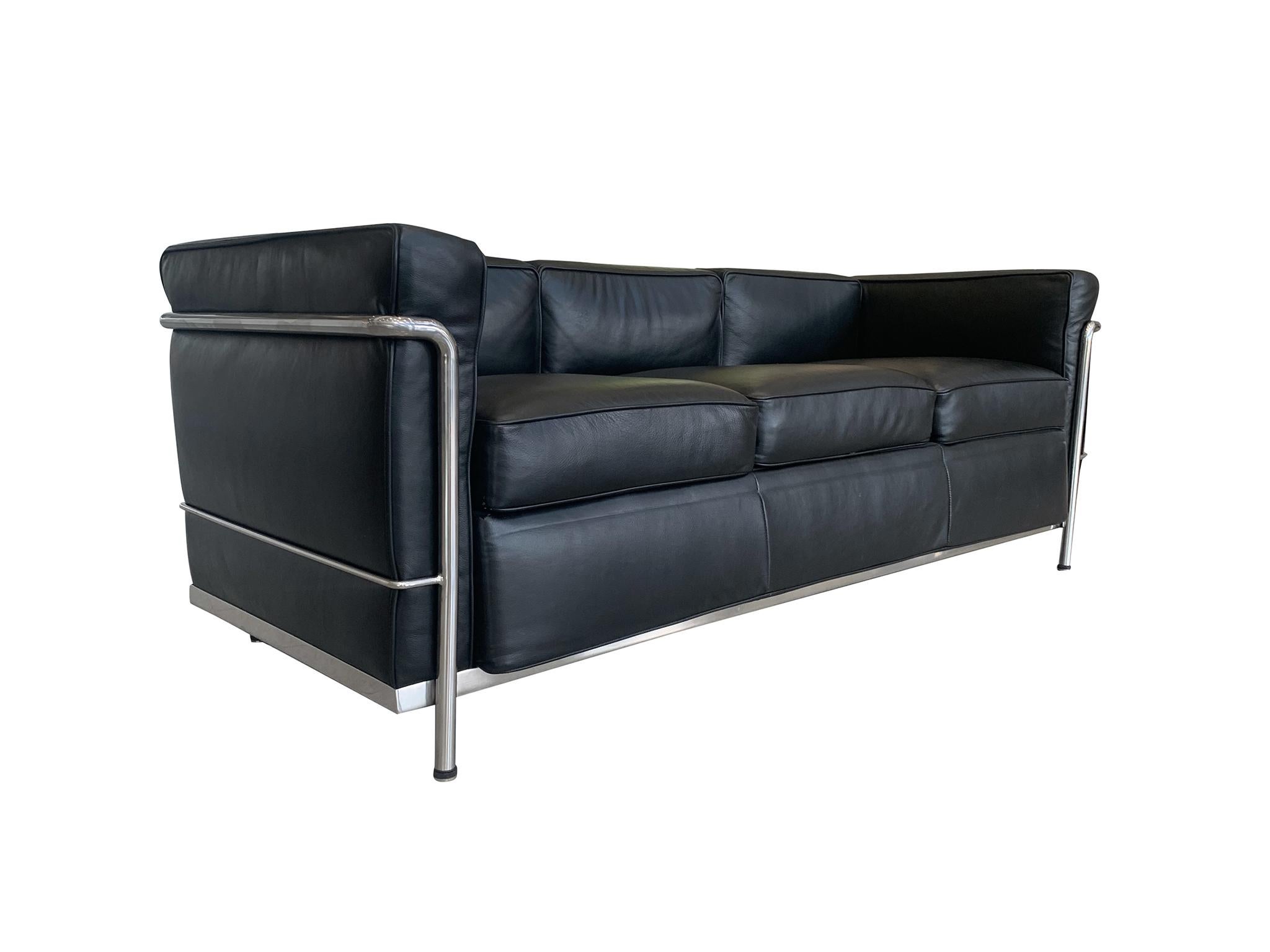 Black leather & chrome three-seater sofa, manufactured in the Late 20th Century. The sofa takes after the LC3 sofa designed by Le Corbusier, Pierre Jeanneret, and Charlotte Perriand. It consists of leather-upholstered cushions, tubular chrome frame,