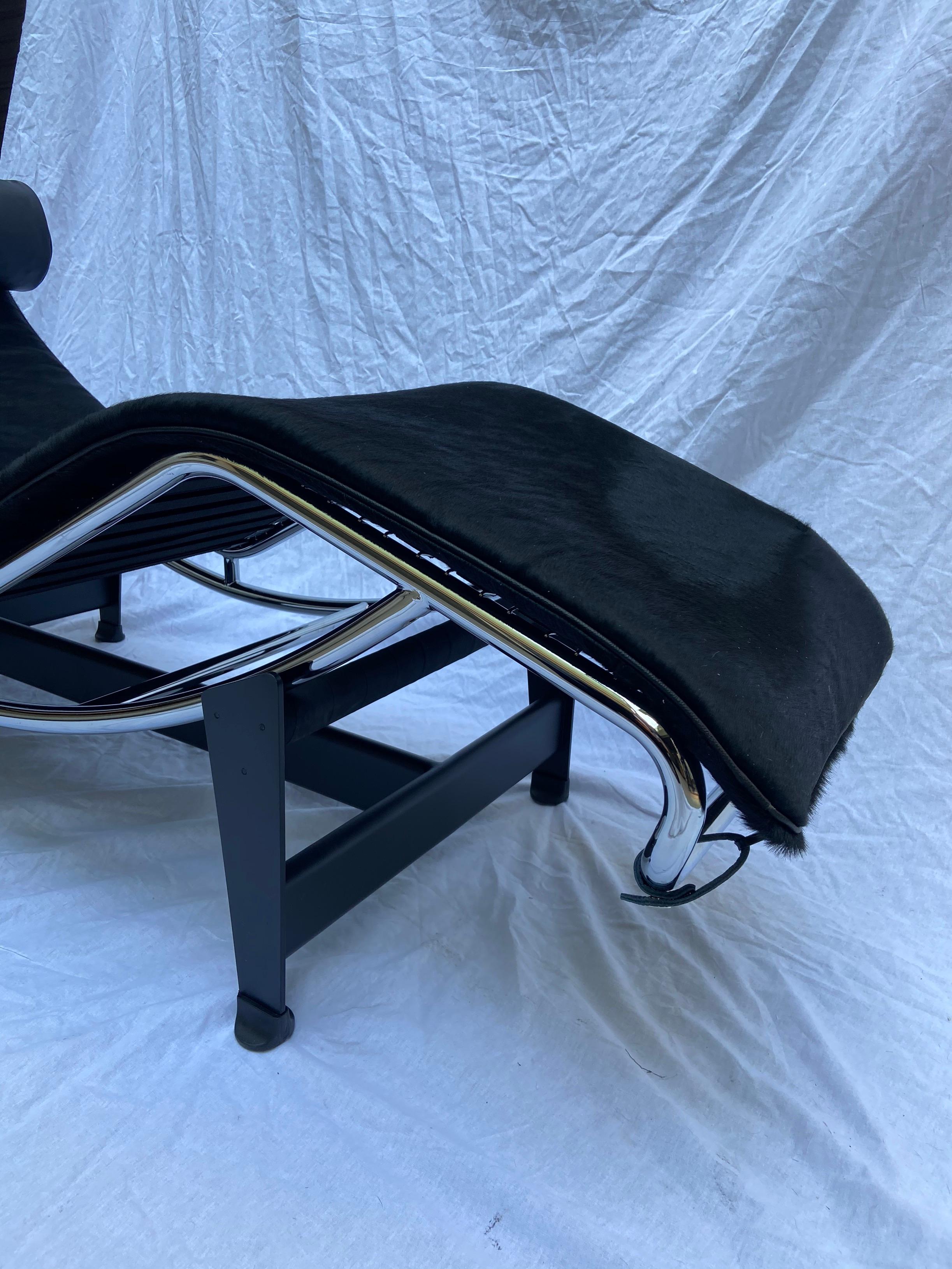 LC4 Black Pony, Le Corbusier / Charlotte Perriand In Good Condition In Saint Ouen, FR