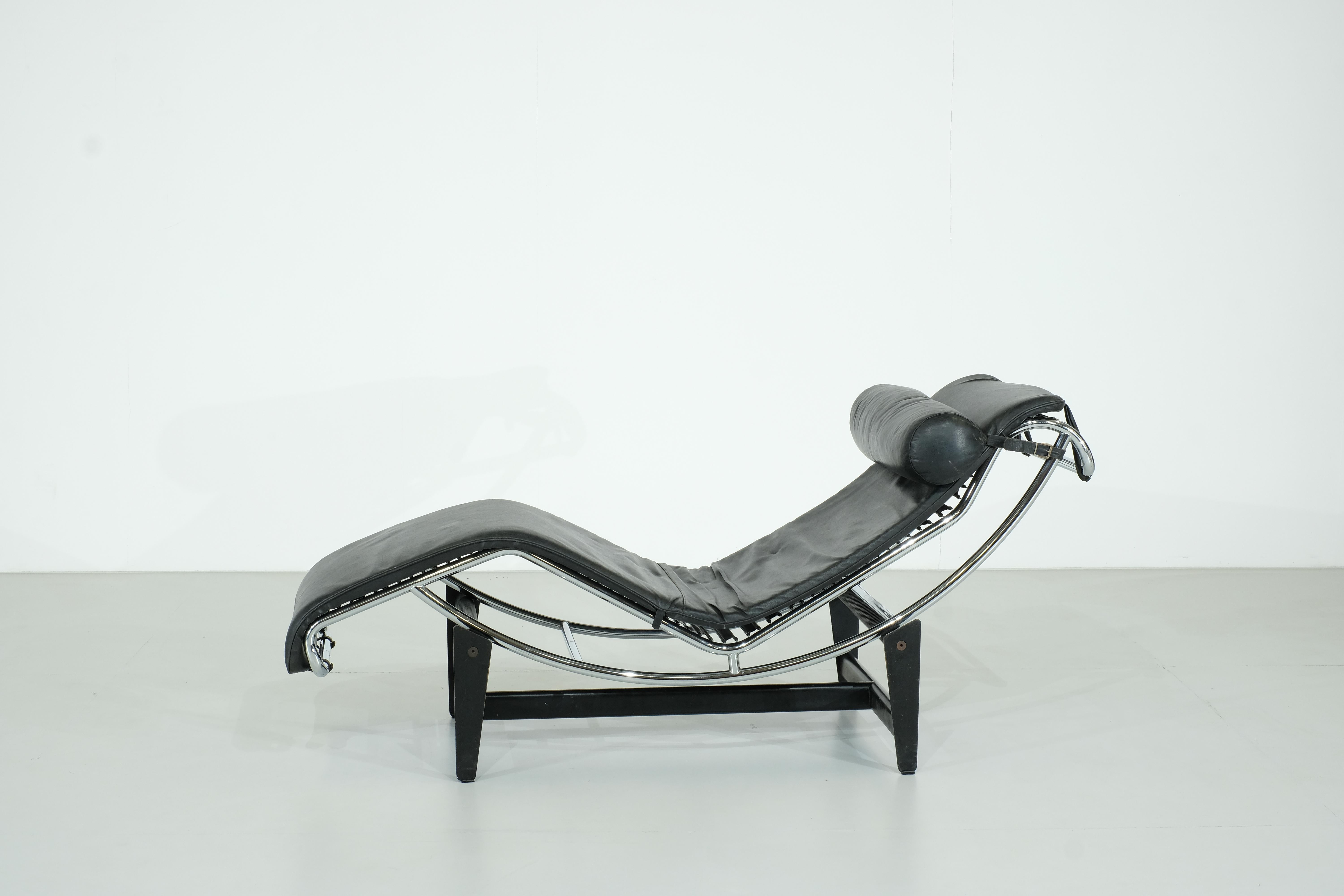 Étonnante et iconique chaise LC4 Lounge conçue par Charlotte Perriand, Lecorbusier et Pierre Janneret entre 1960 et 1970.

Cette édition provient de Cassina et a été éditée dans les années 1970. Il possède son fameux 