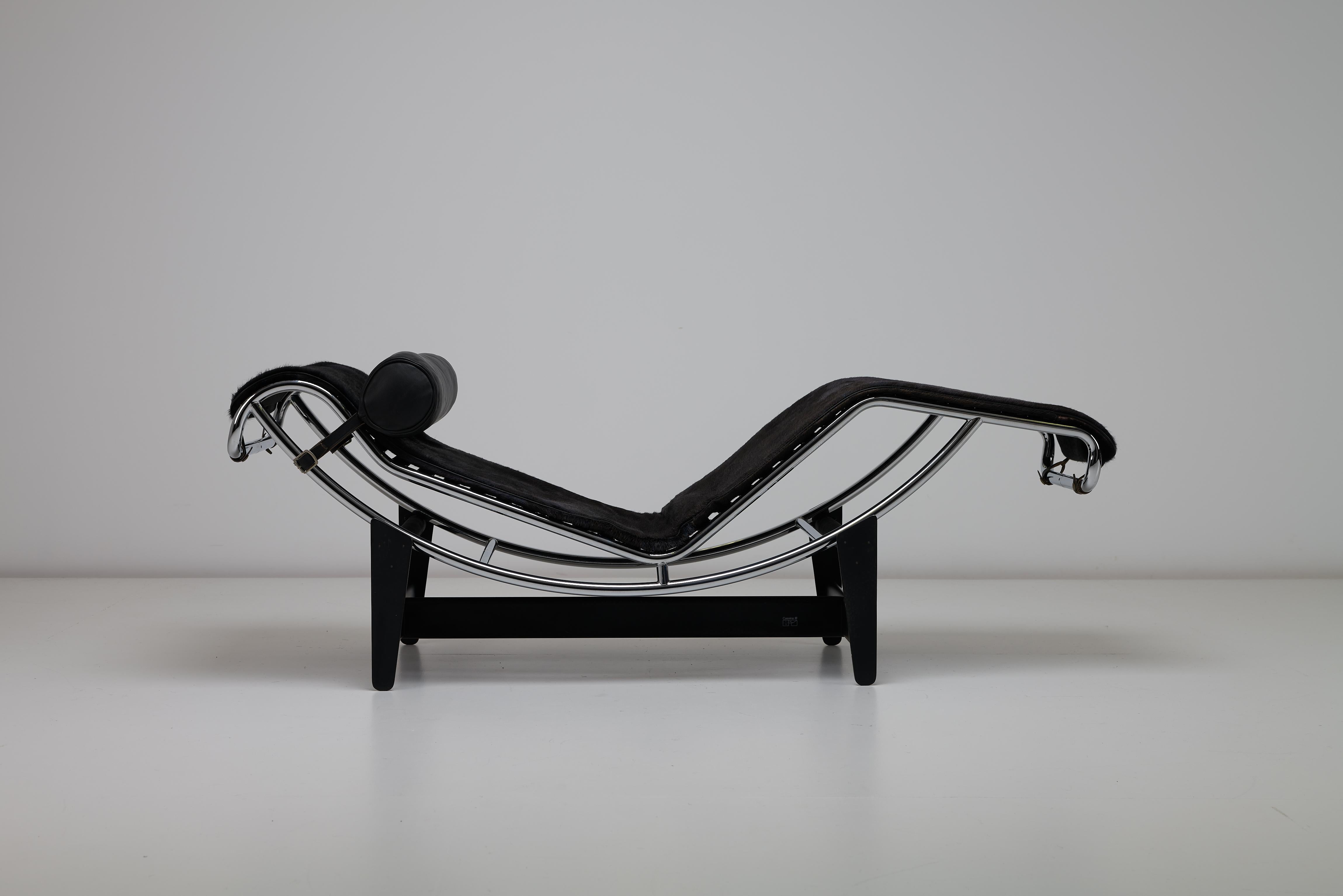 Zum Verkauf steht eine Ausgabe der LC4 Chaise aus den 1990er Jahren von Le Corbusier, Pierre Jeanneret und Charlotte Perriand. Diese Ausgabe hat einen schwarzen Rindslederbezug mit schwarzem Lederkissen. Der Sockel ist ebenfalls schwarz. Der untere