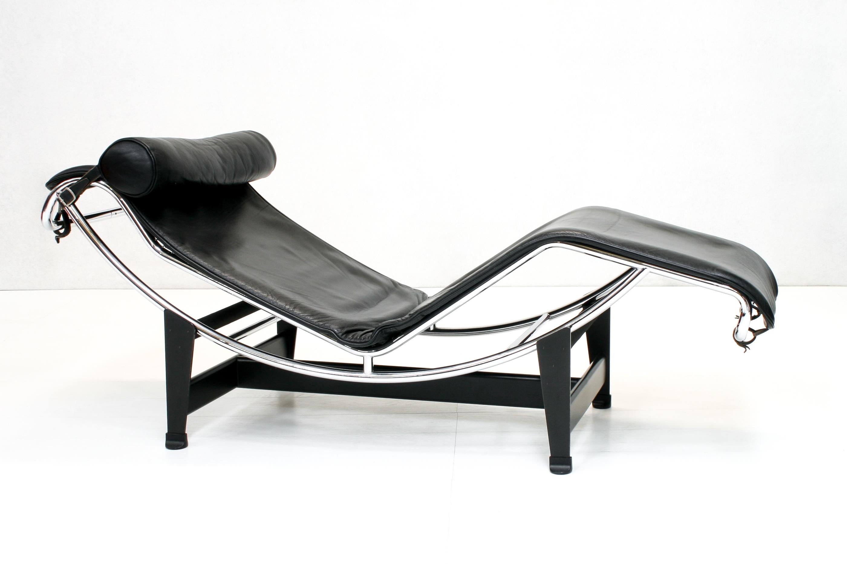 Iconic, original, ageless. Created in 1928 and exhibited at the Paris Salon d’Automne in 1929, Chaise longue à reglage continu embodies the relationship between form and function in the balance between design purity and comfort.

Starting with the