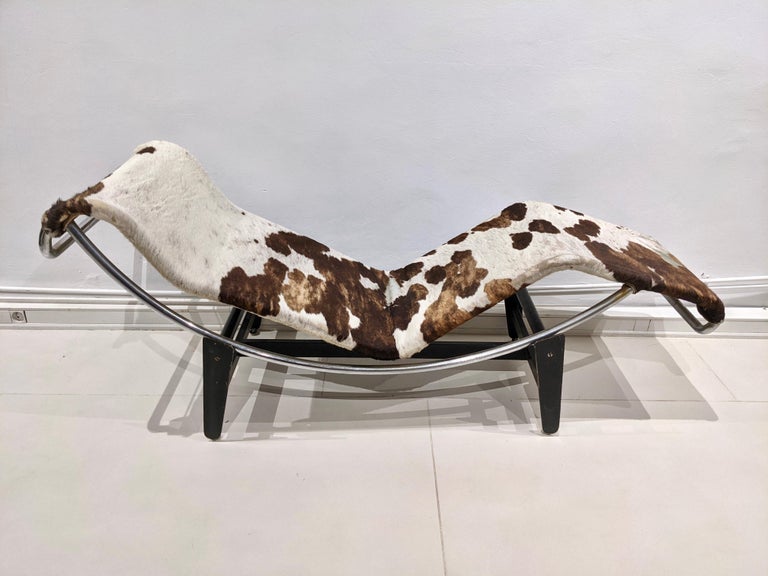 LC4 chaise longue in animal skin by Le Corbusier and Charlotte Perriand. Whonbedarf edition. Very good condition.
    