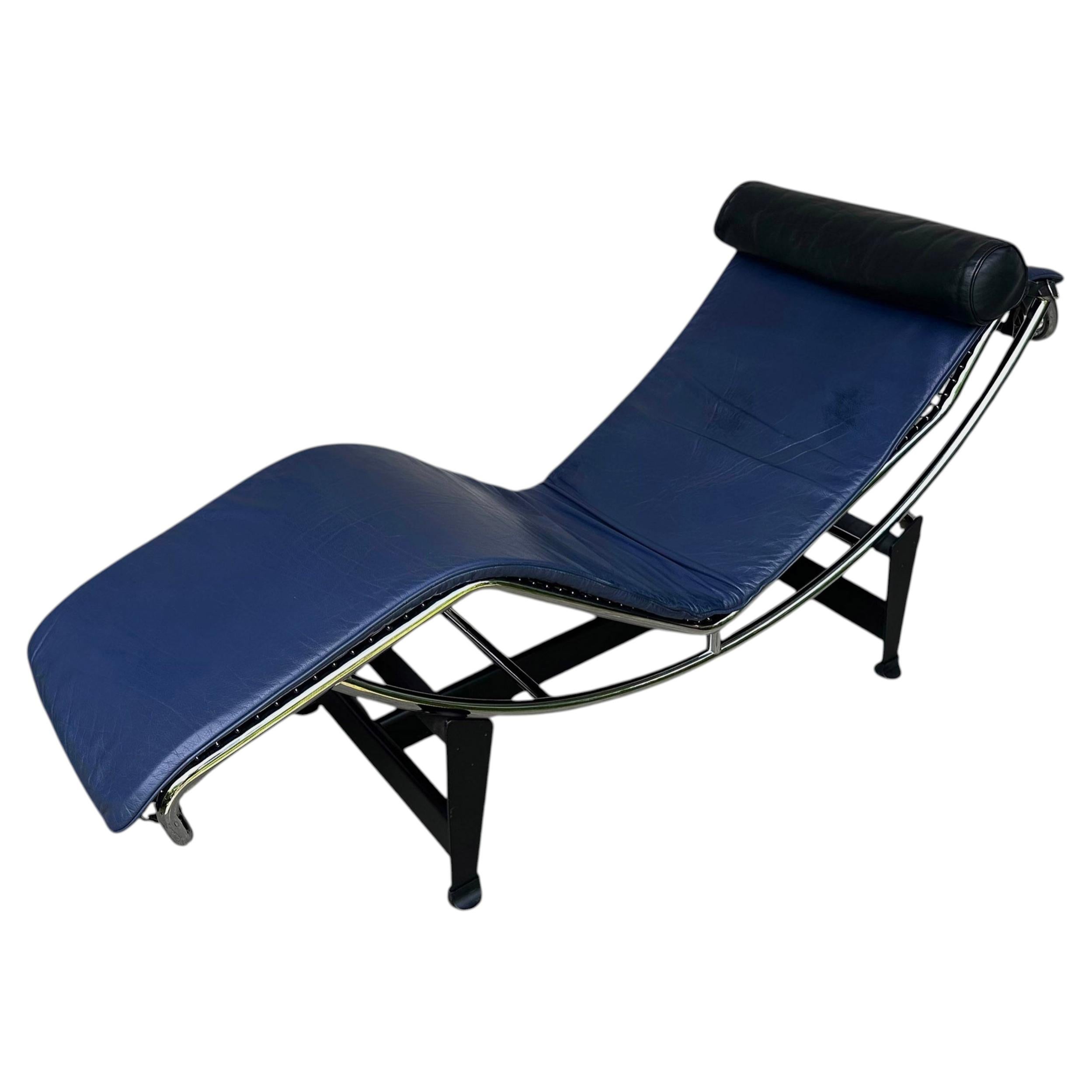 LC4 Chaise Longue in pelle blu originale di Cassina, Le Corbusier e Perriand