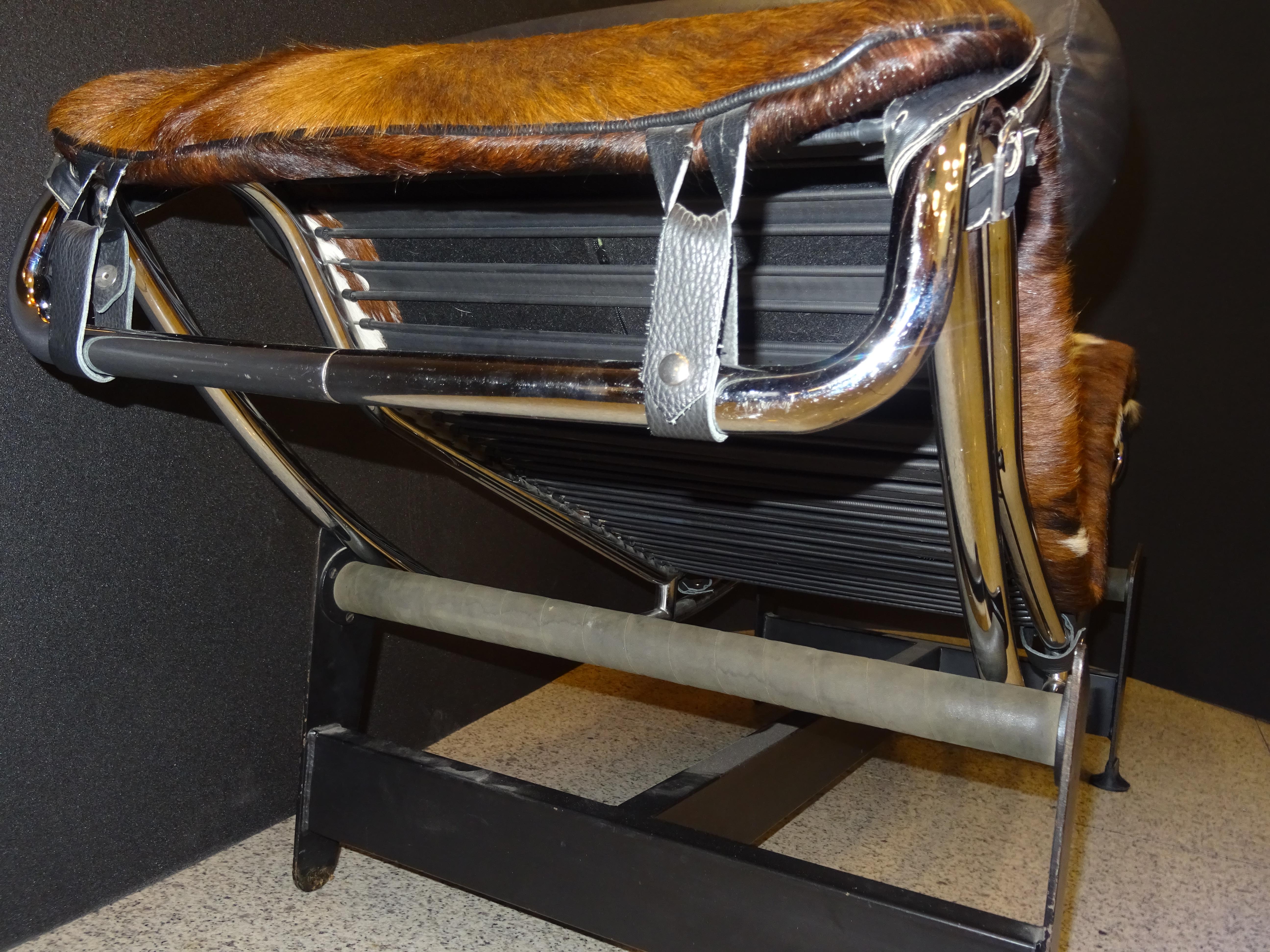 LC4 Le Corbusier Chaise-Longue, Cowhide and Chrome, Signed 3