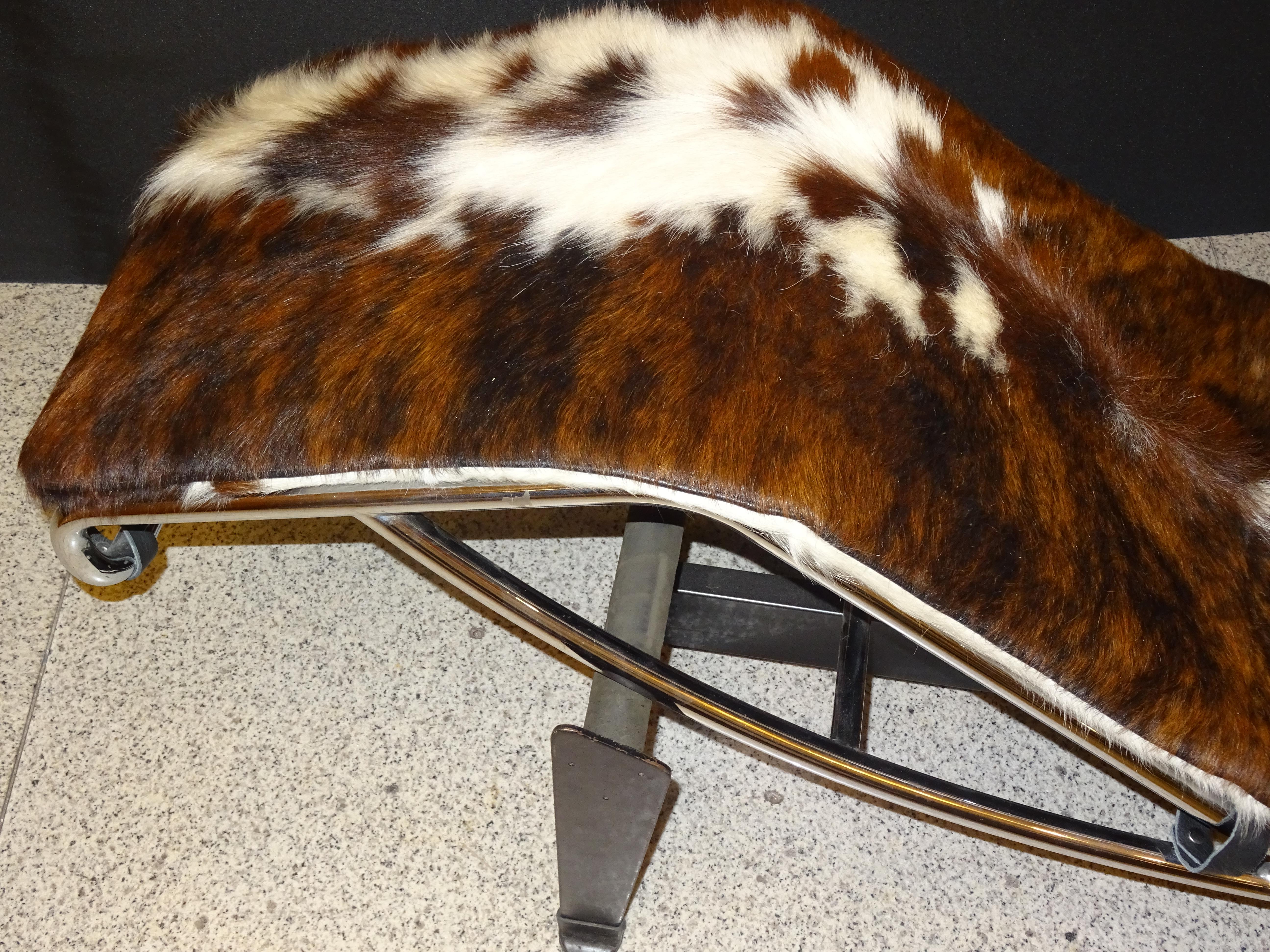 LC4 Le Corbusier Chaise-Longue, Cowhide and Chrome, Signed 10