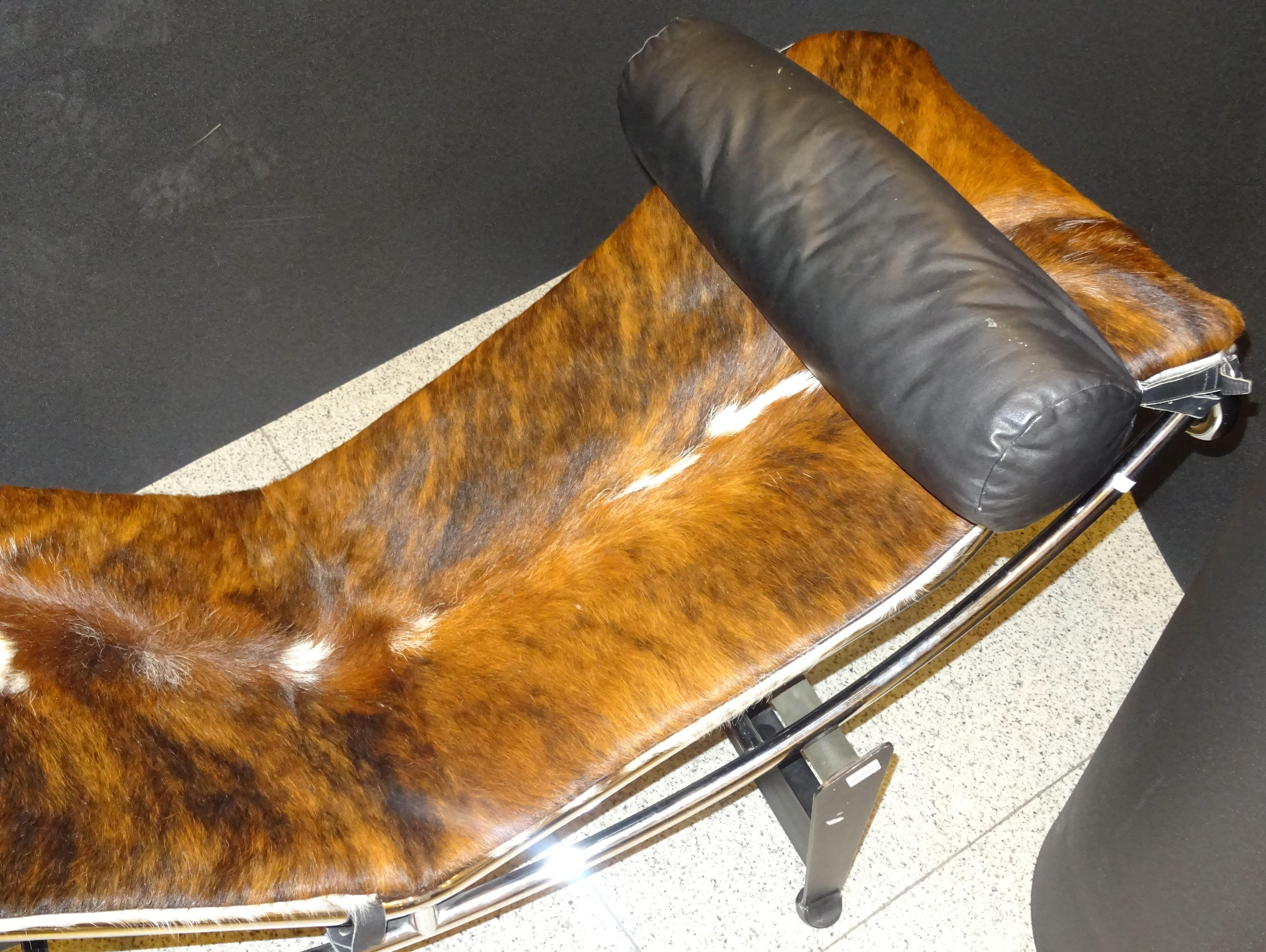 LC4 Le Corbusier Chaise-Longue, Cowhide and Chrome, Signed 11