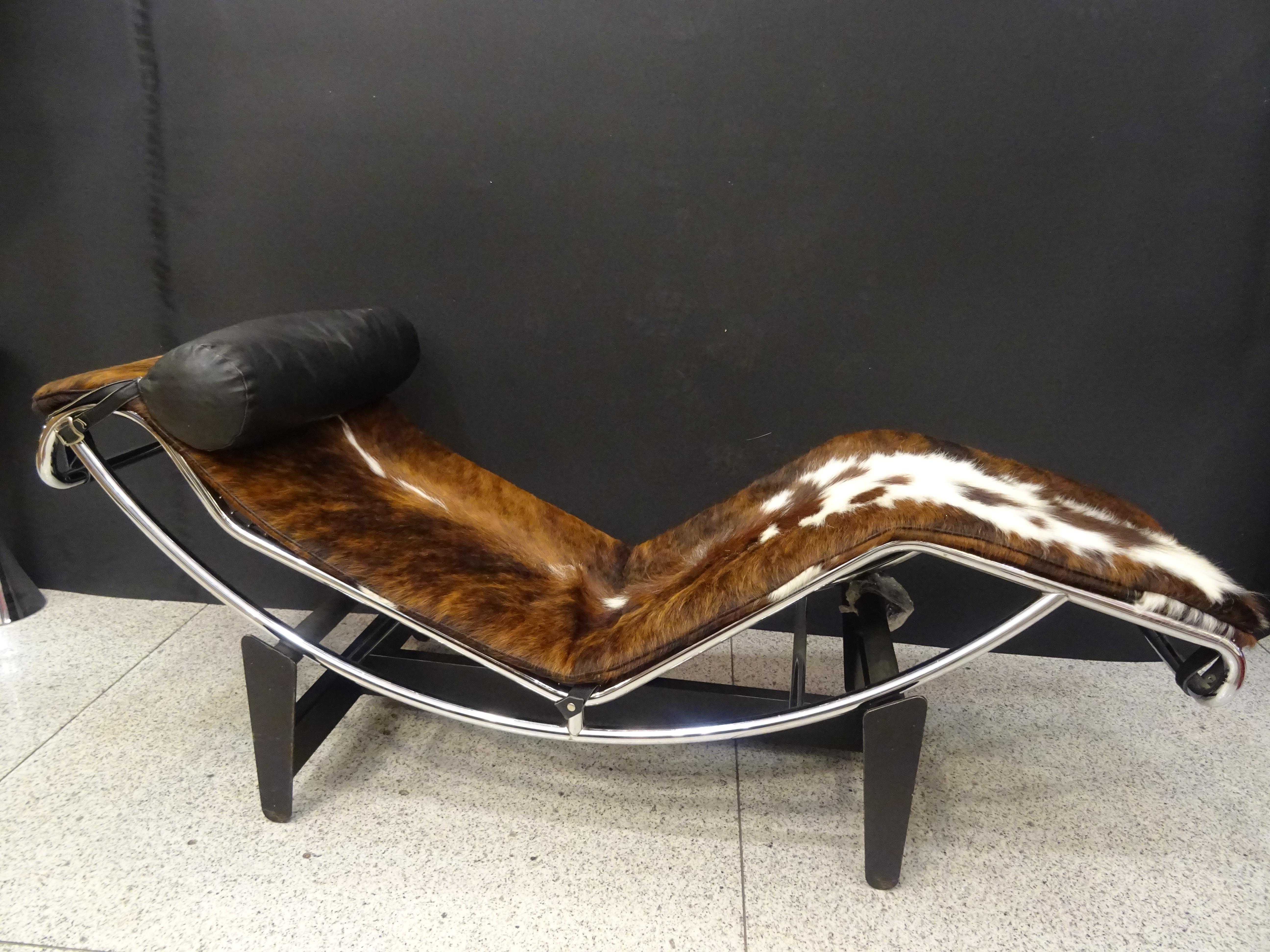Stunning LC 4 Le Corbusier chaise longue, in a perfect condition with age and use.
With cowhide almost new condition and chrome, signed 