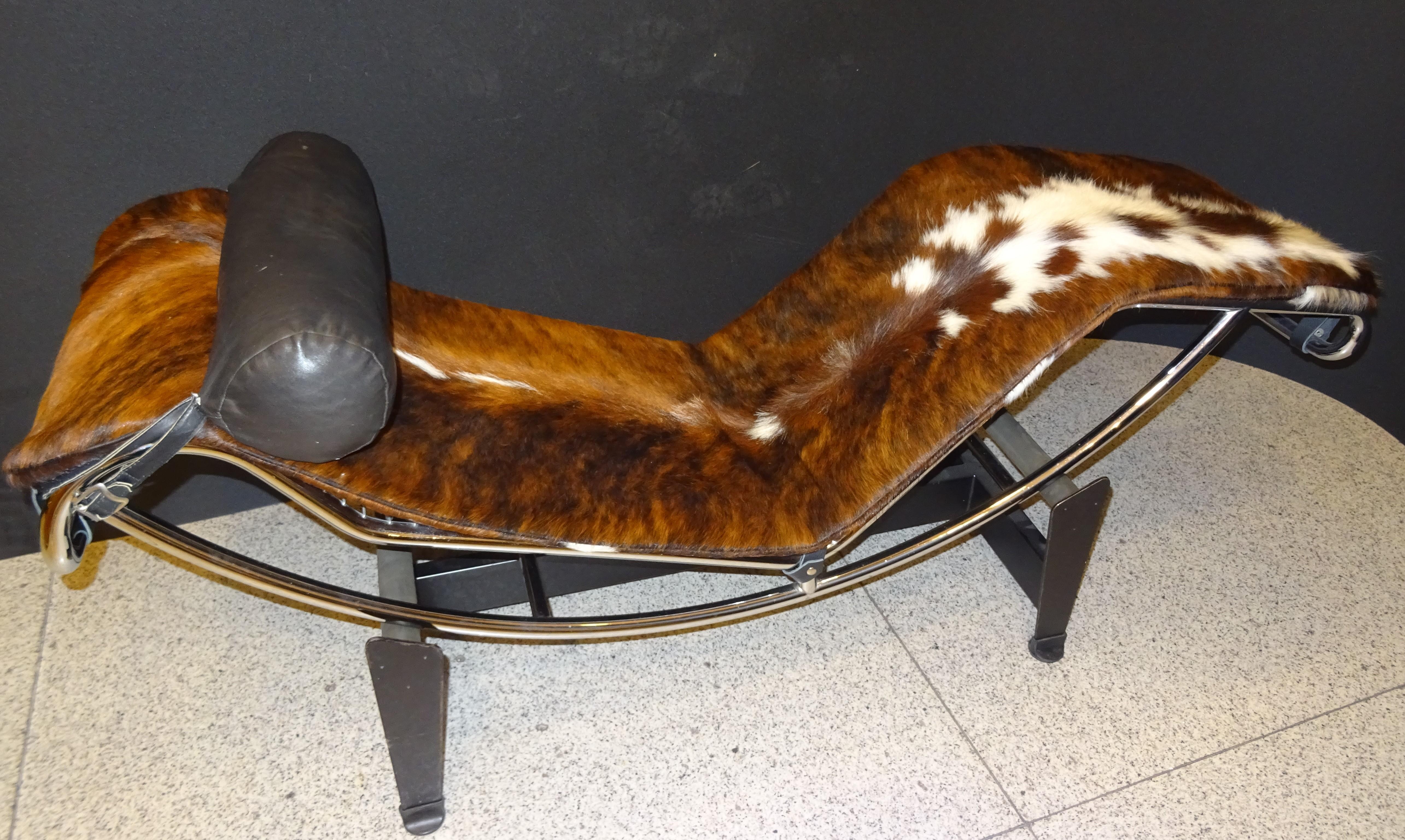 LC4 Le Corbusier Chaise-Longue, Cowhide and Chrome, Signed In Good Condition In Valladolid, ES