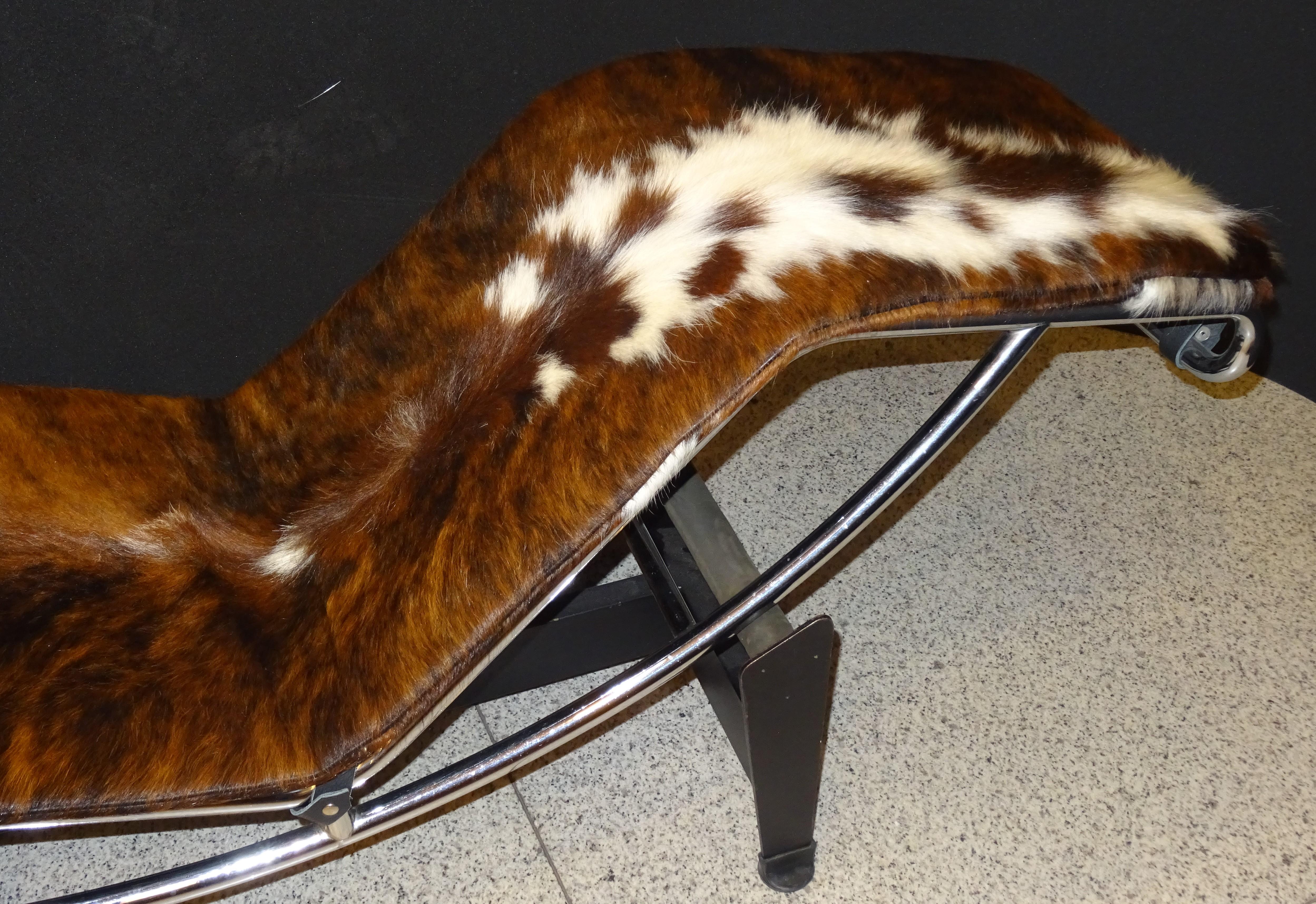 LC4 Le Corbusier Chaise-Longue, Cowhide and Chrome, Signed 1