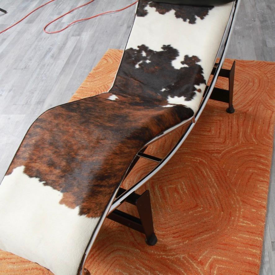 Italian LC4 Le Corbusier Chaise Lounge Chair in Cowhide