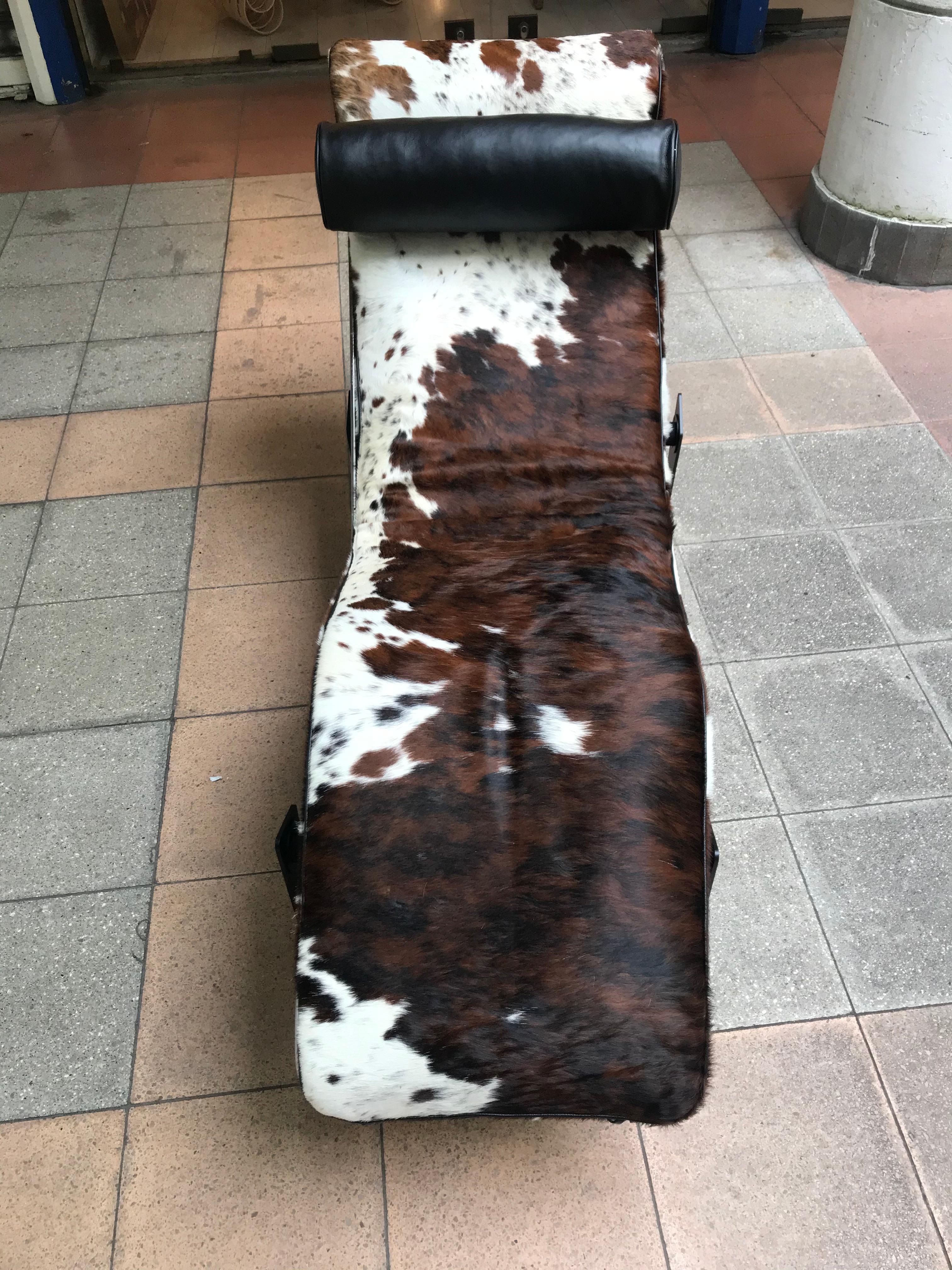 LC4
Le Corbusier/ Charlotte Perriand
Skin of a cow
Cassina edition
Perfect condition
Certificate,
circa 2011 
2900 Euros
Measures: L 160, P 56.5, H 84 cm.