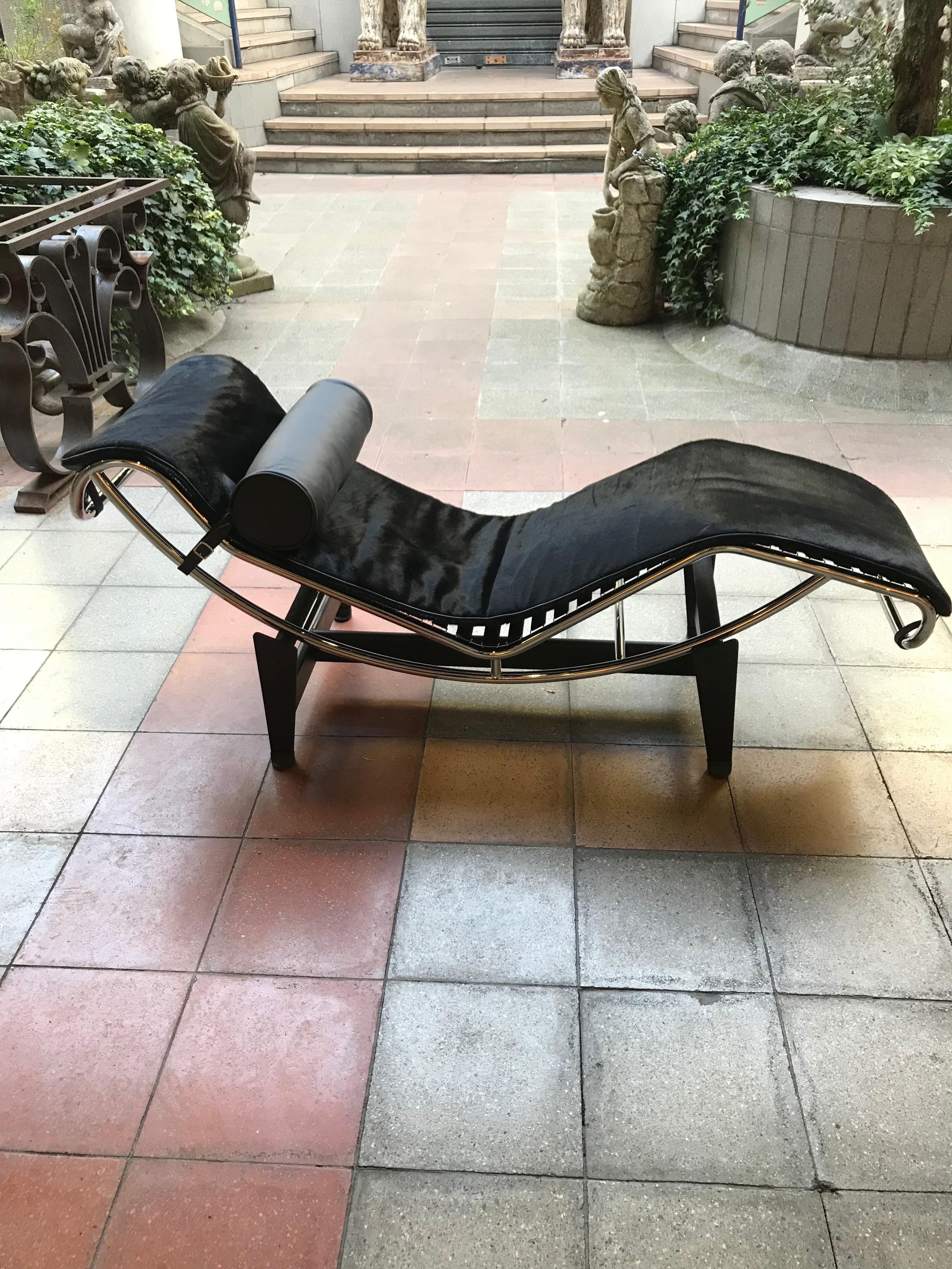 LC4 Le Corbusier Cow Skin Black In New Condition In Saint Ouen, FR