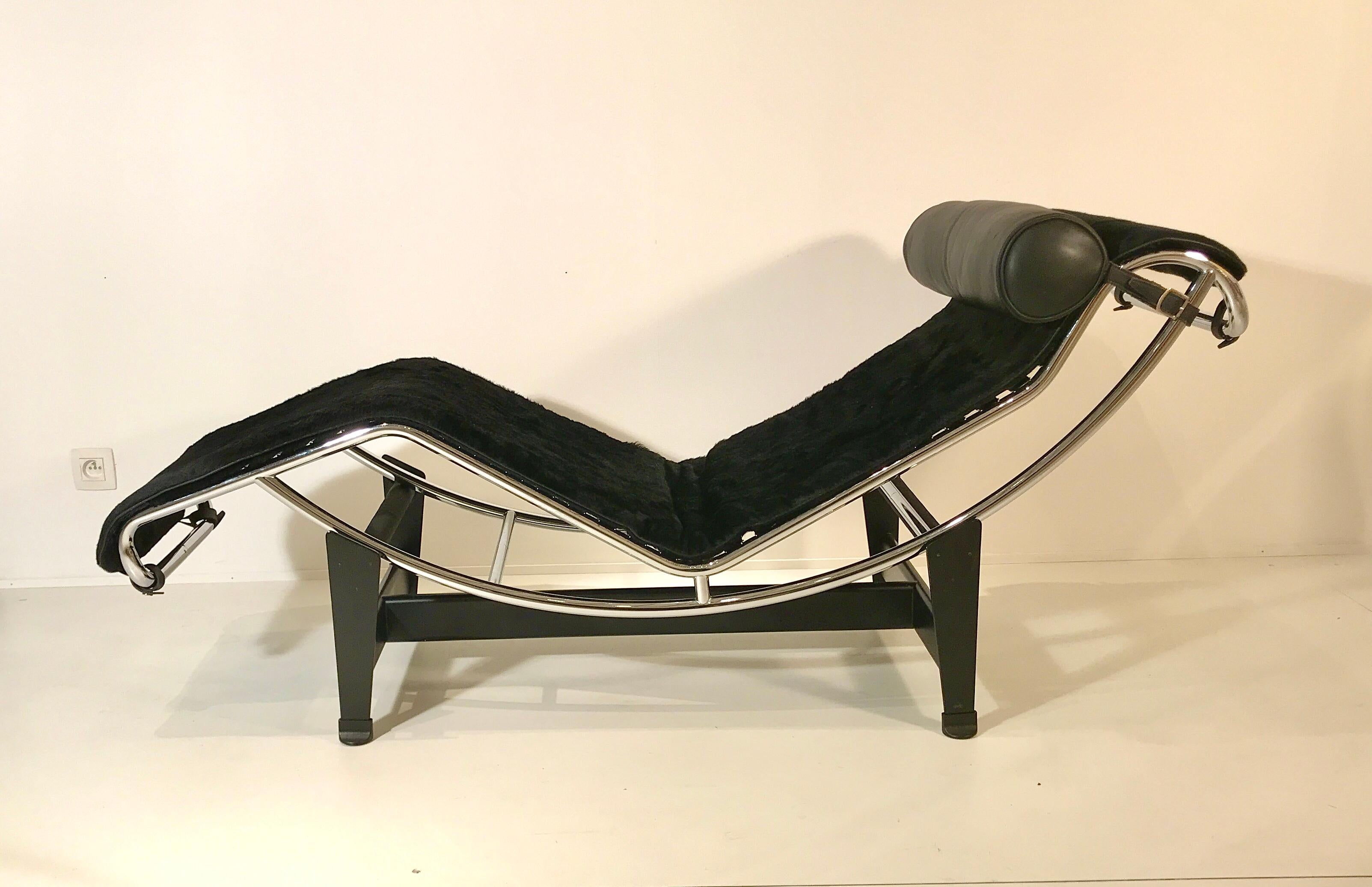 LC4 Le Corbusier in black cowhide by Cassina Stamped with serial number, circa 1990. In excellent conditions.