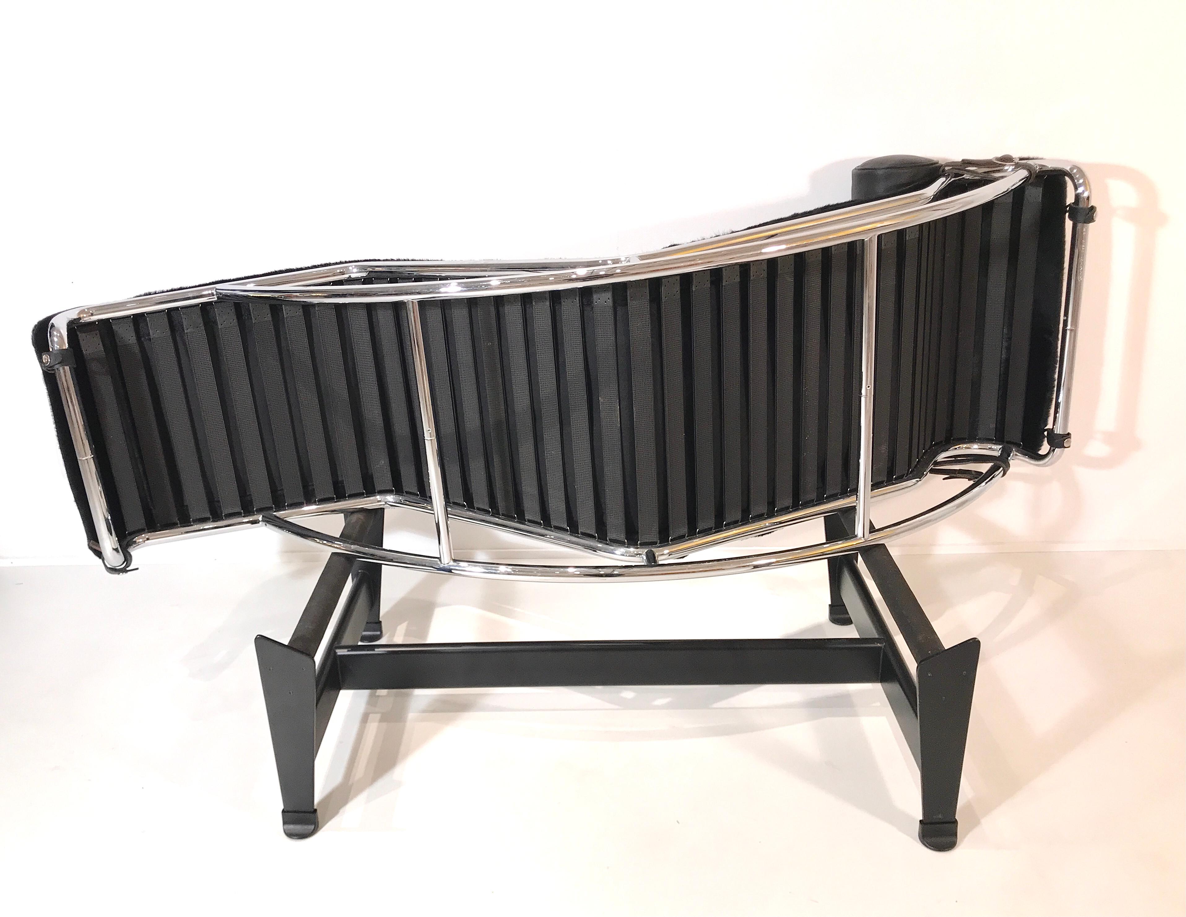 LC4 Le Corbusier in Black Cowhide In Excellent Condition In Brussels, BE